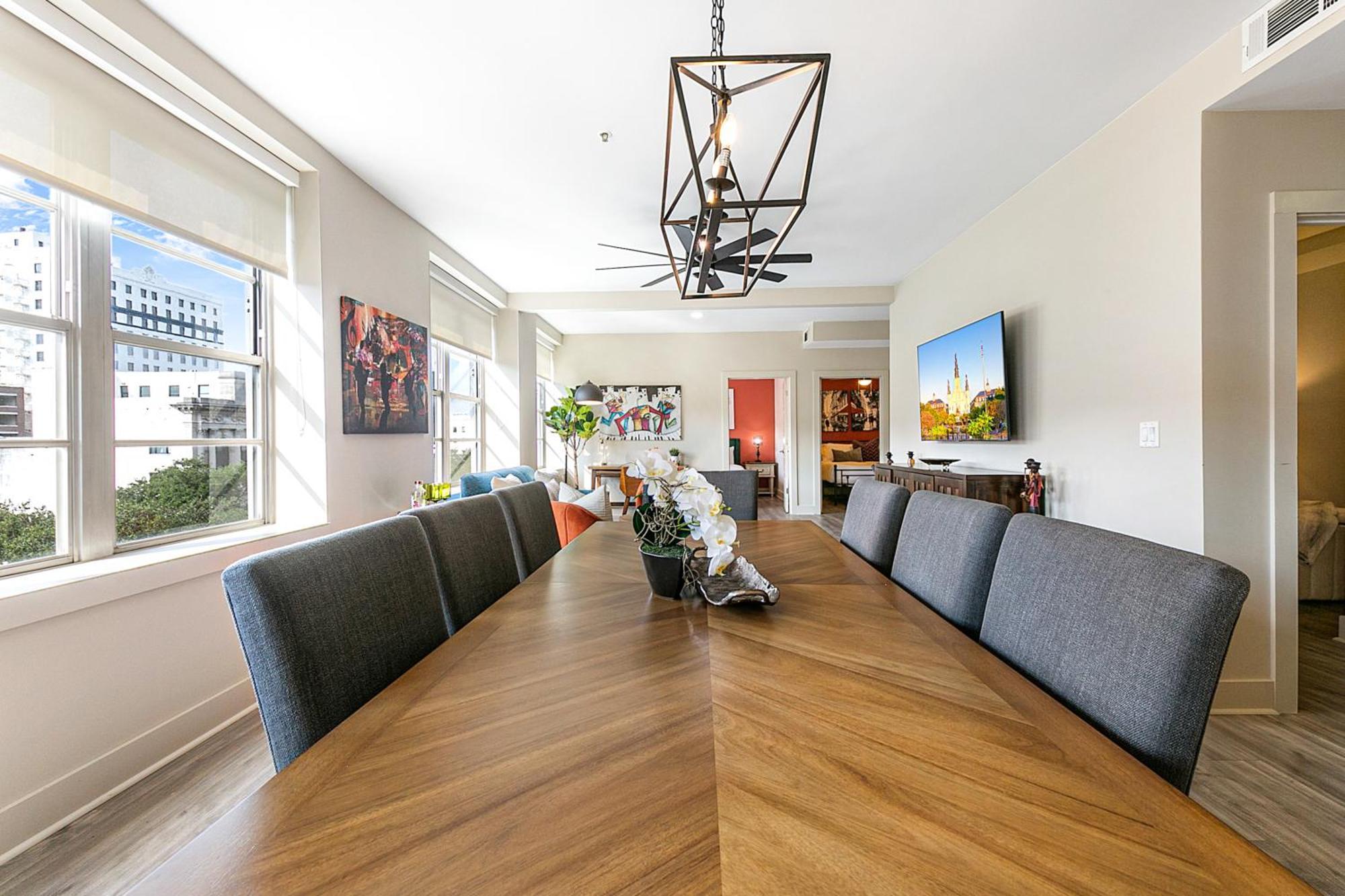 Lively 4br Steps To French Quarter Apartment *