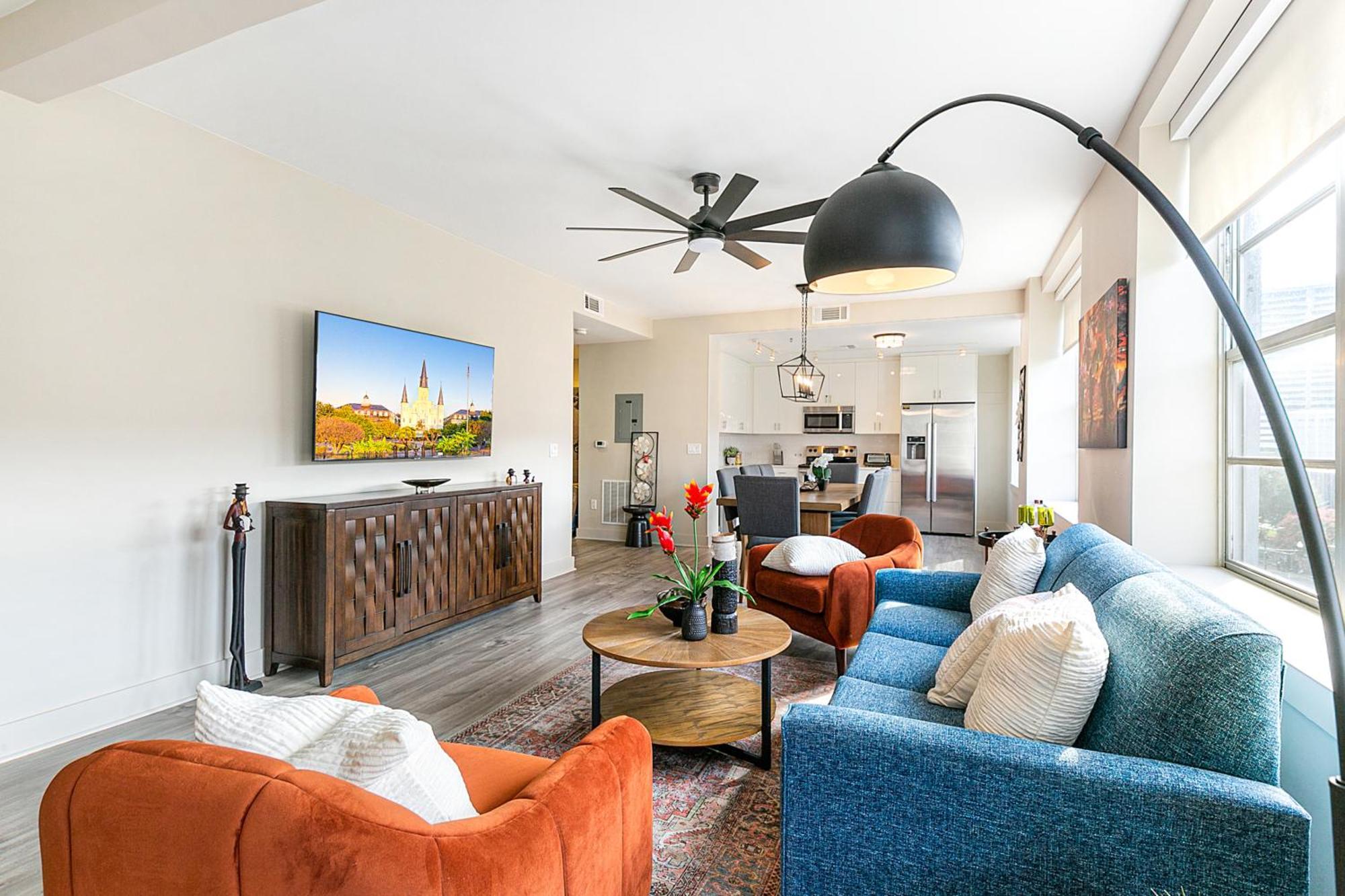 Lively 4br Steps To French Quarter Apartment