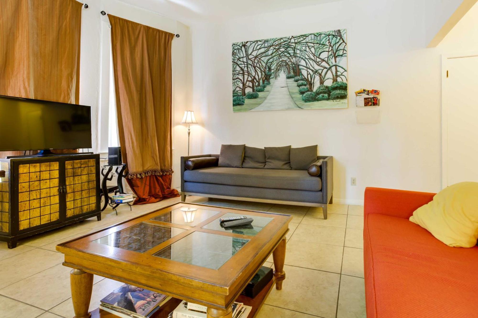 Great - 4 Miles From Downtown! Apartment