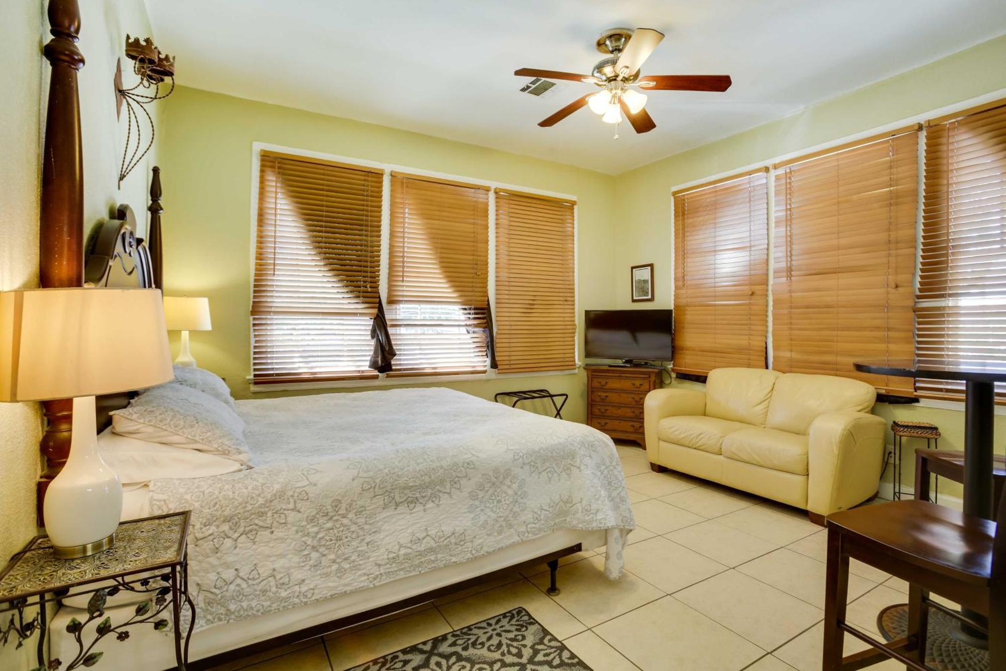 Great - 4 Miles From Downtown! *
