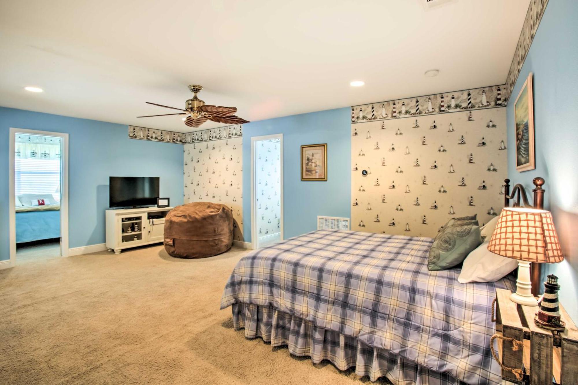 Private Dock With Lift Waterfront Home!