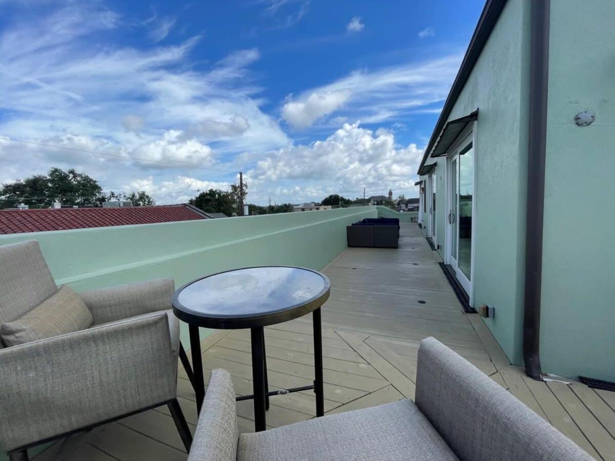 The Burgundy Penthouse Steps To The French Quarter *