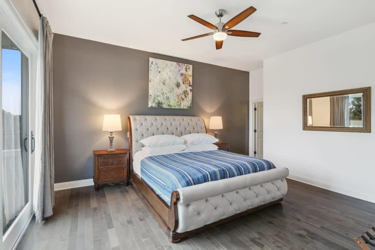 The Burgundy Penthouse Steps To The French Quarter Holiday home *