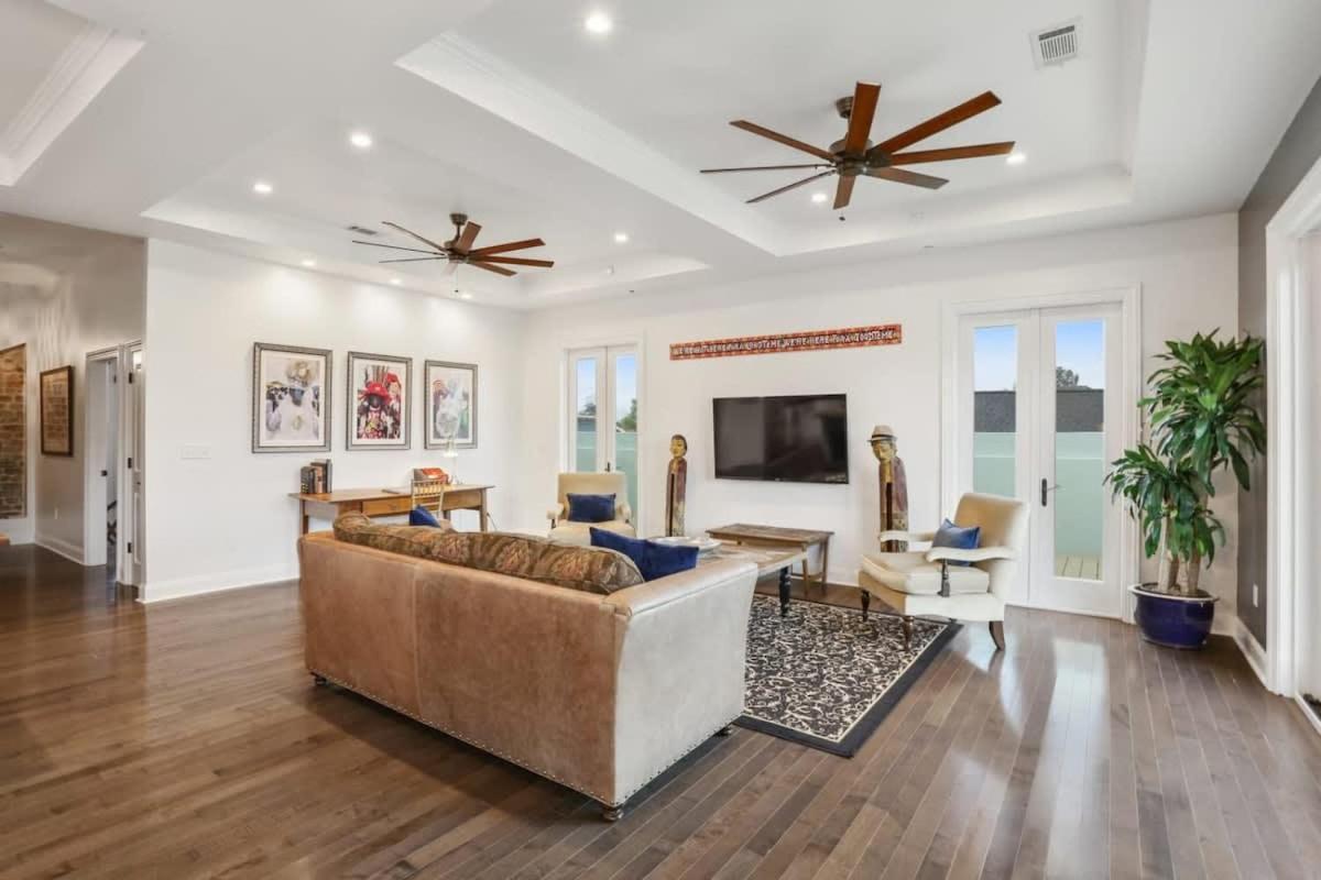 The Burgundy Penthouse Steps To The French Quarter Holiday home