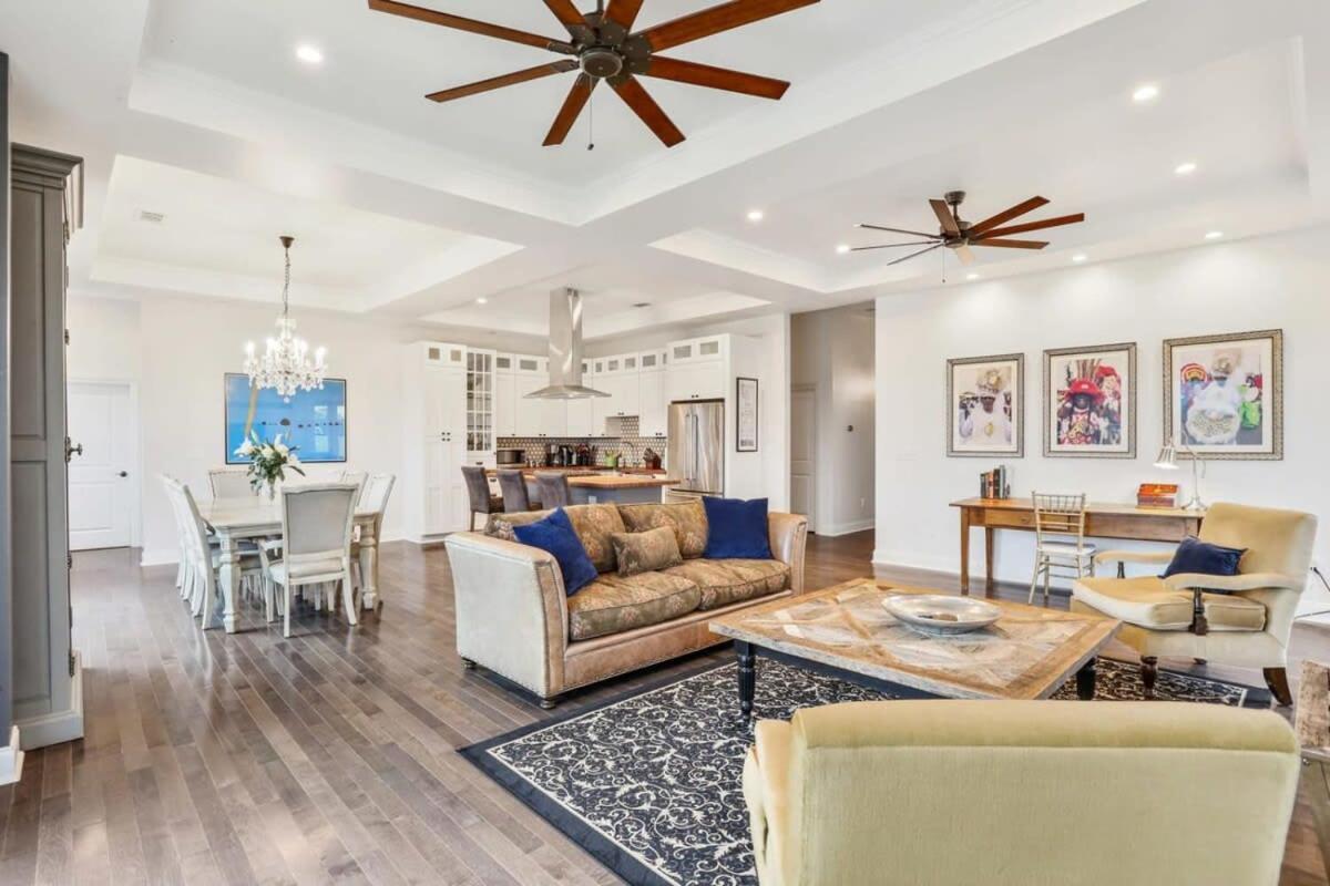 The Burgundy Penthouse Steps To The French Quarter *