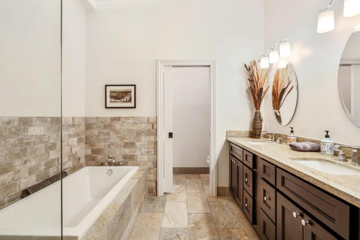 The Burgundy Penthouse Steps To The French Quarter