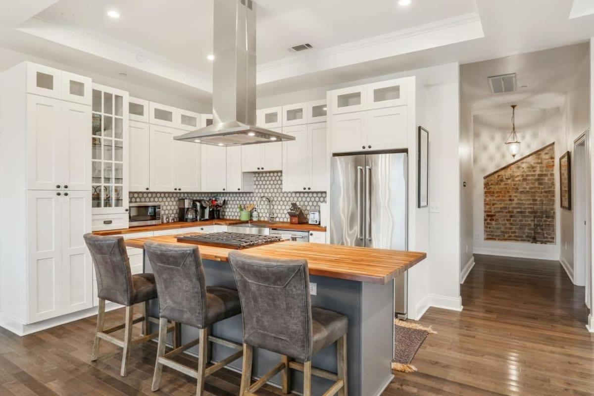 The Burgundy Penthouse Steps To The French Quarter *