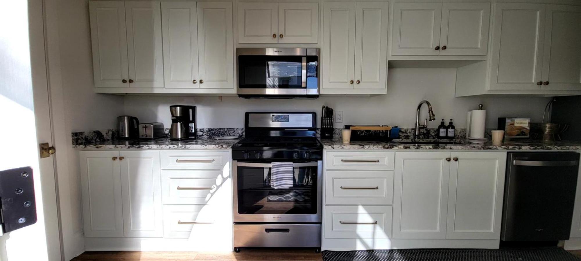 Entire Spacious Vacation - 1 Mile To Attractions