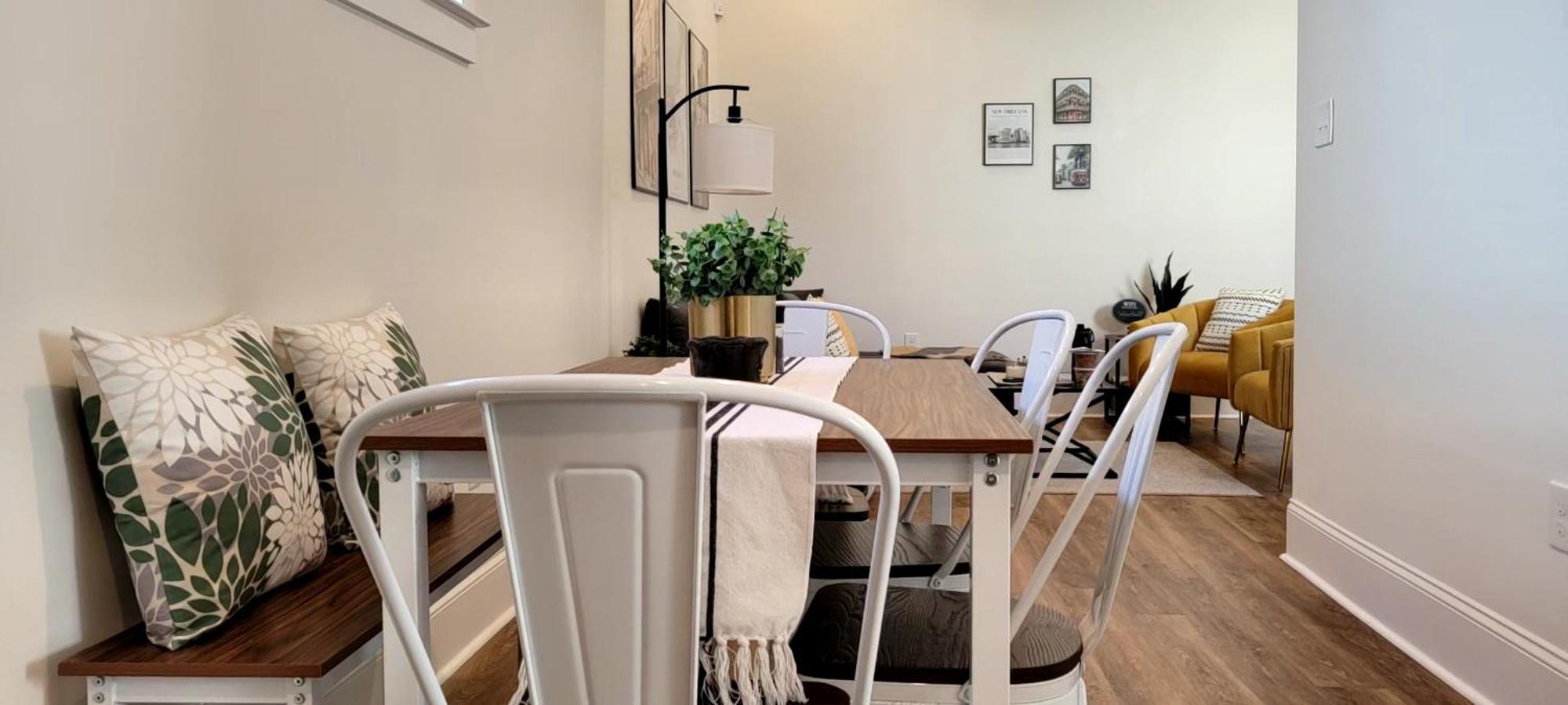 Entire Spacious Vacation - 1 Mile To Attractions