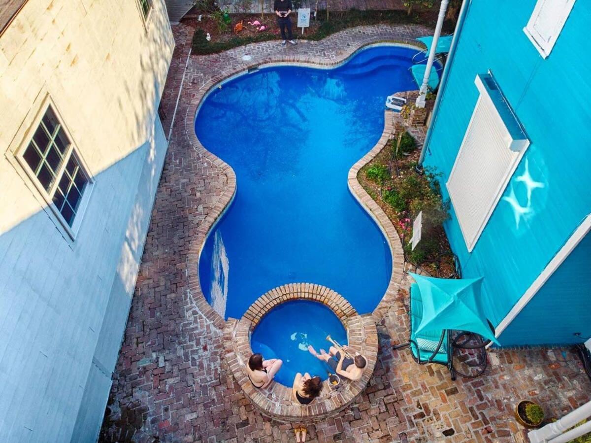 5 Bedroom - Sleeps 8! Steps From Bourbon Street! Bed & Breakfast