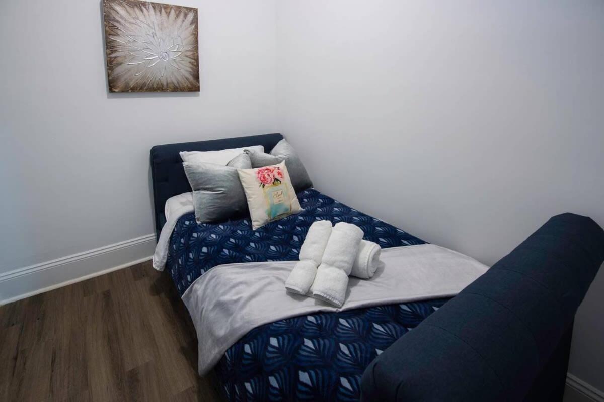 5 Bedroom - Sleeps 8! Steps From Bourbon Street! Bed & Breakfast