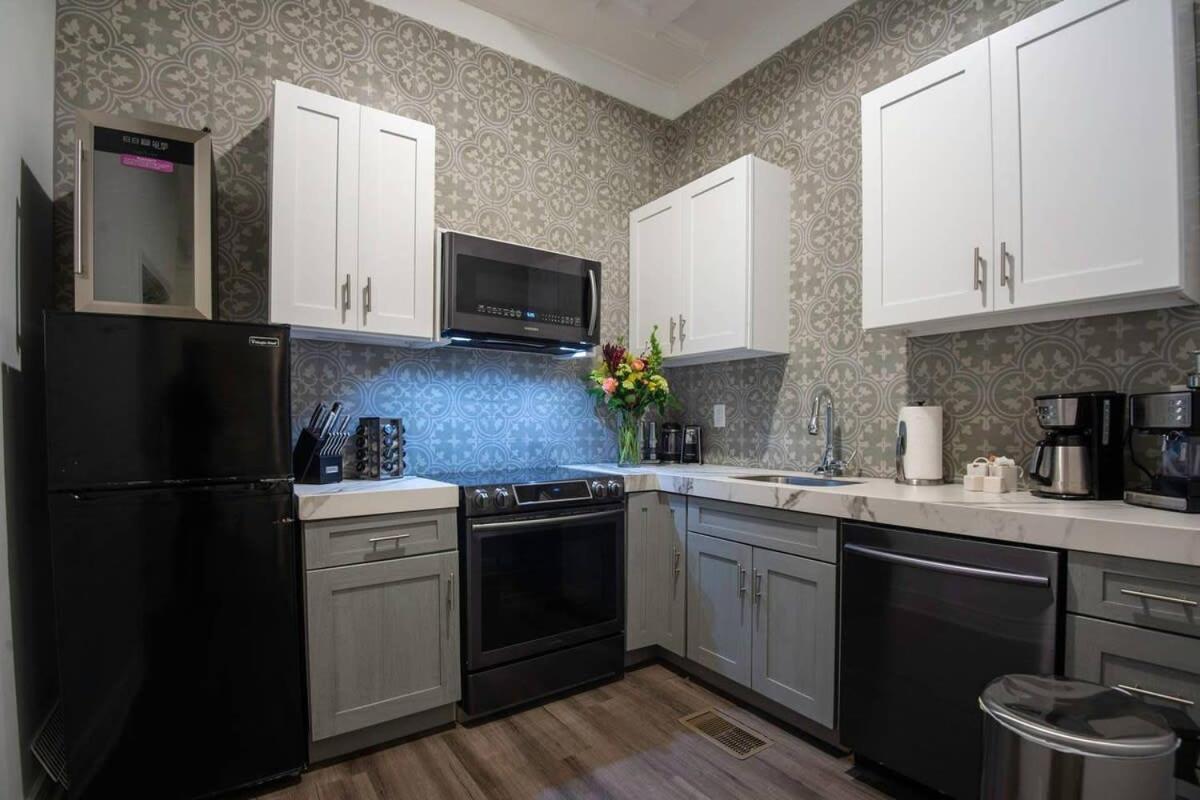 5 Bedroom - Sleeps 8! Steps From Bourbon Street! Bed & Breakfast 3*