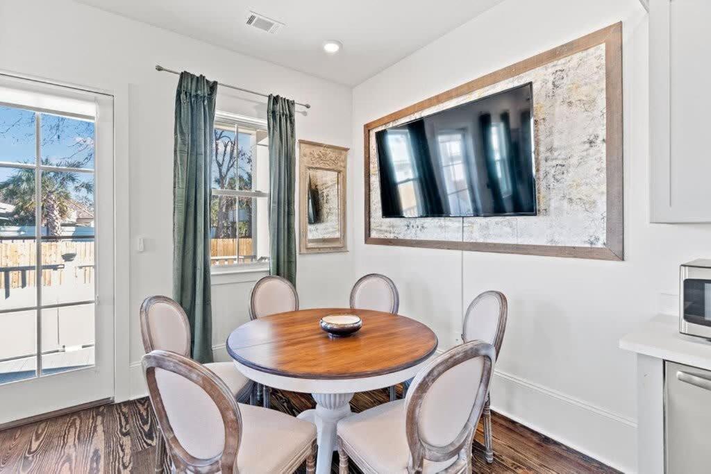 Holiday home Luxury 4bd With Pool And Off Street Parking *