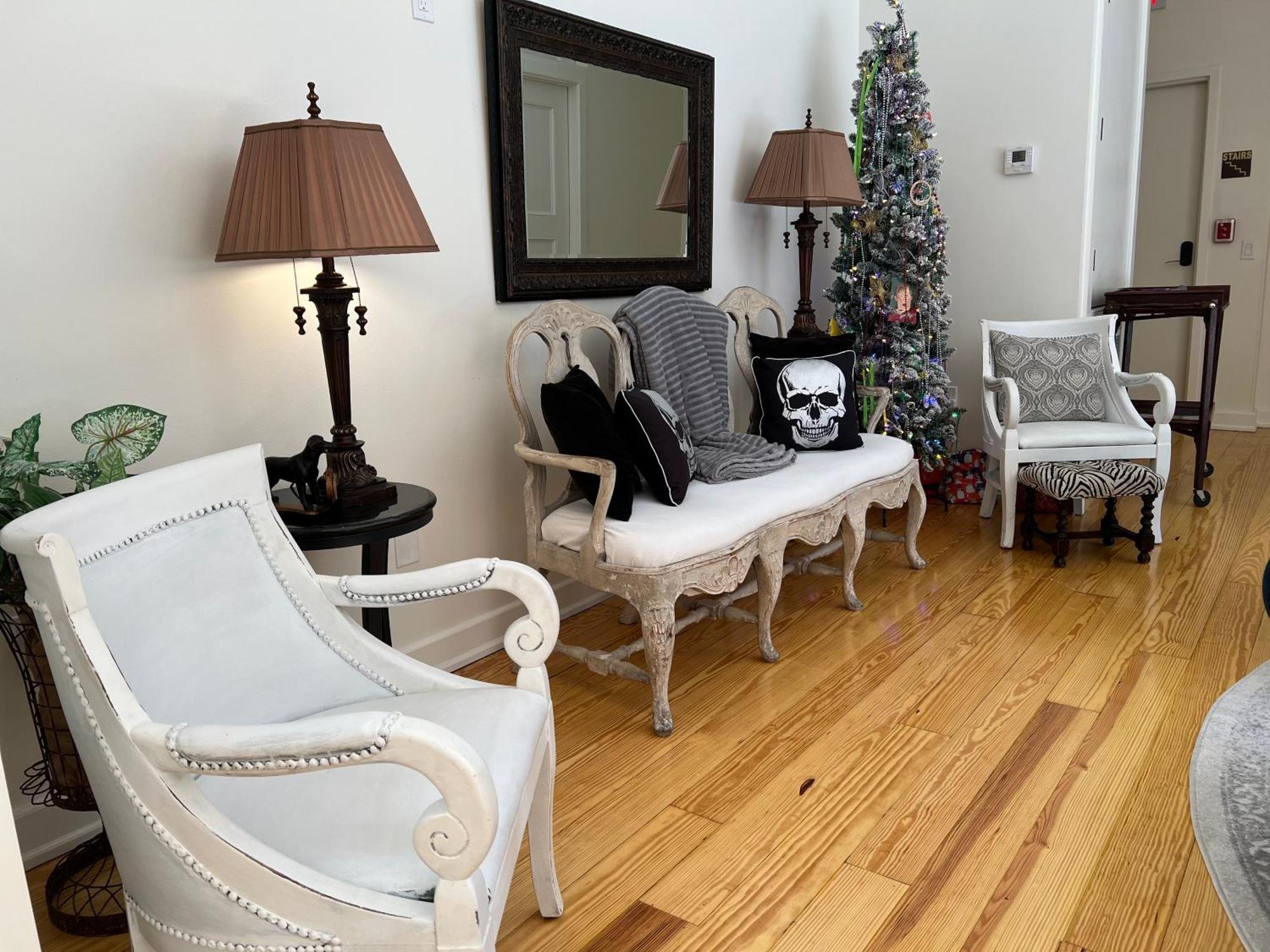 Apartment Entire W/ Party Rooftop - A Block Away From Parades *