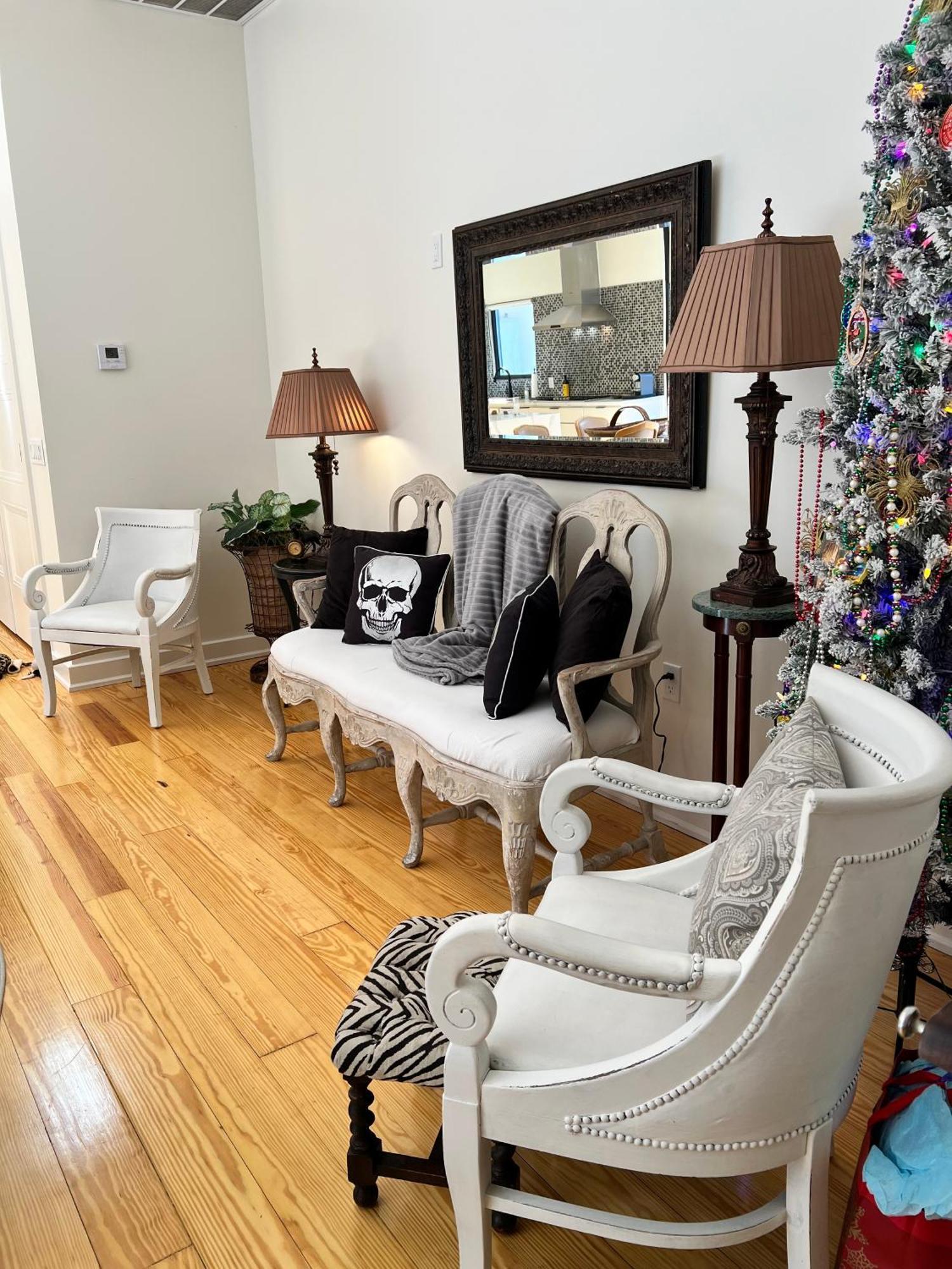 Apartment Entire W/ Party Rooftop - A Block Away From Parades *