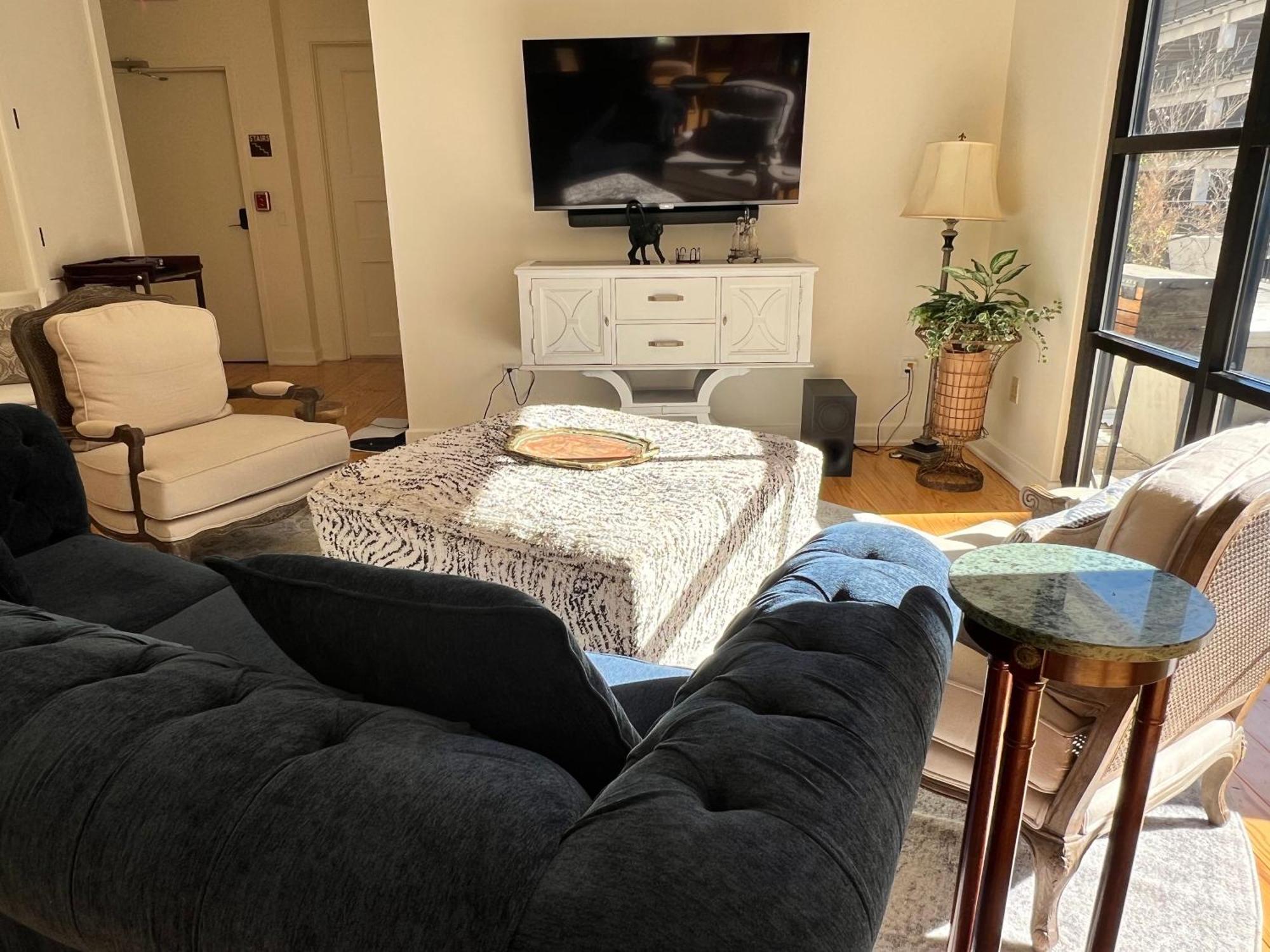 Apartment Entire W/ Party Rooftop - A Block Away From Parades *