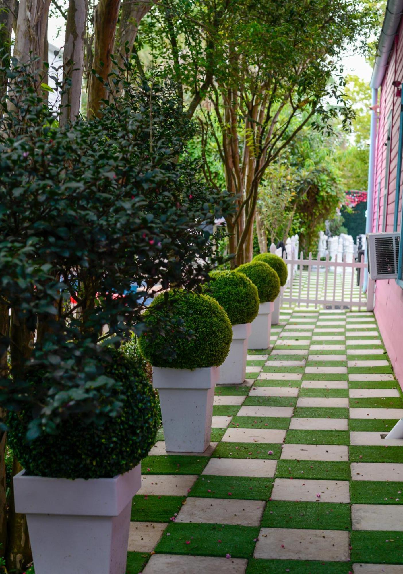 5 Bedroom - Sleeps 8! Steps From Bourbon Street! Bed & Breakfast 3*