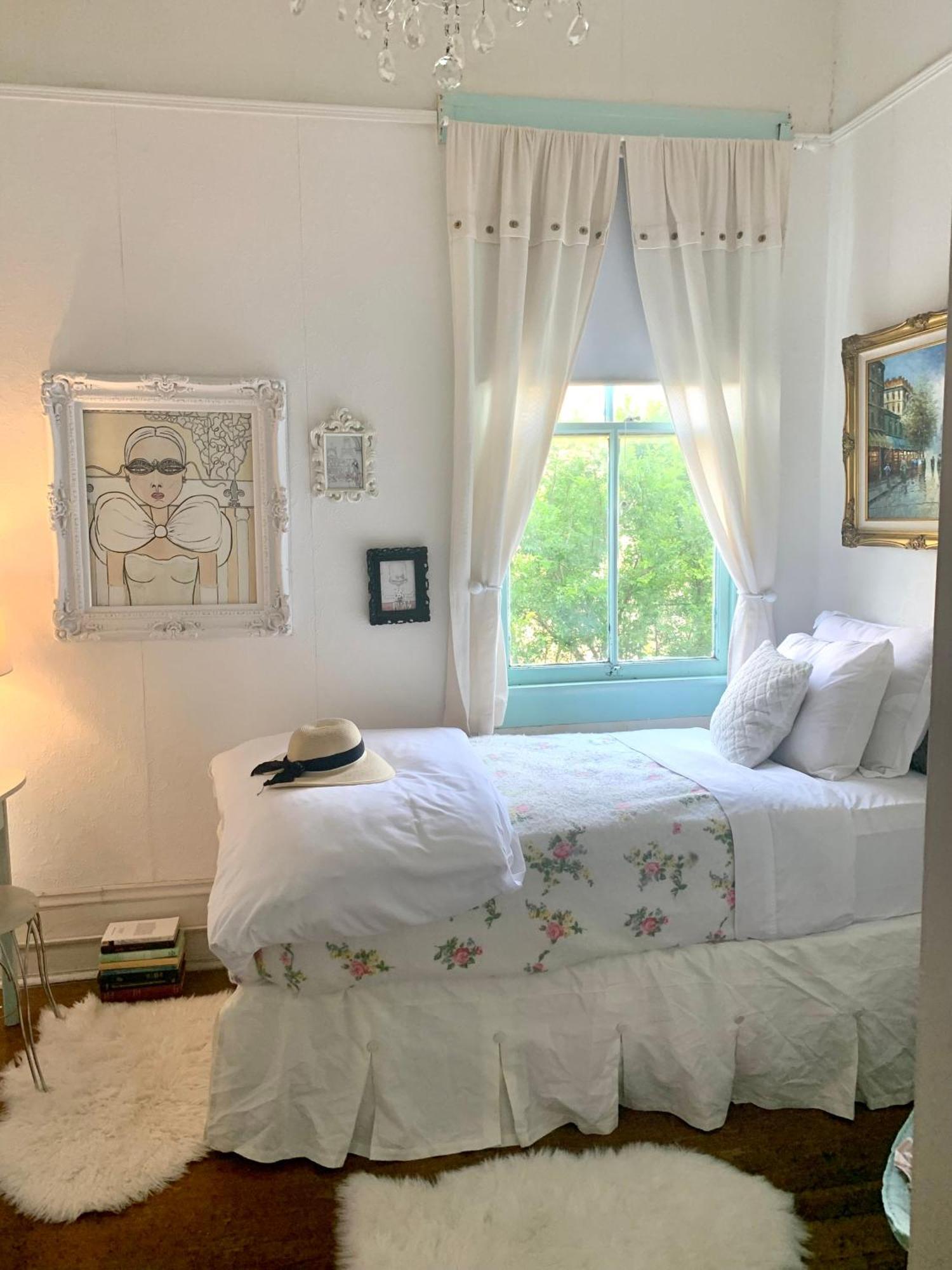 Holiday home Dollhouse, 6 Bedroom French Quarter, Jazz Fest Sleeps 13! *