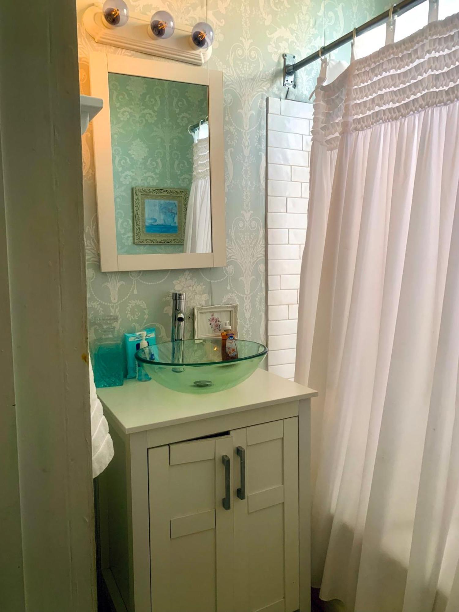 Holiday home Dollhouse, 6 Bedroom French Quarter, Jazz Fest Sleeps 13! *