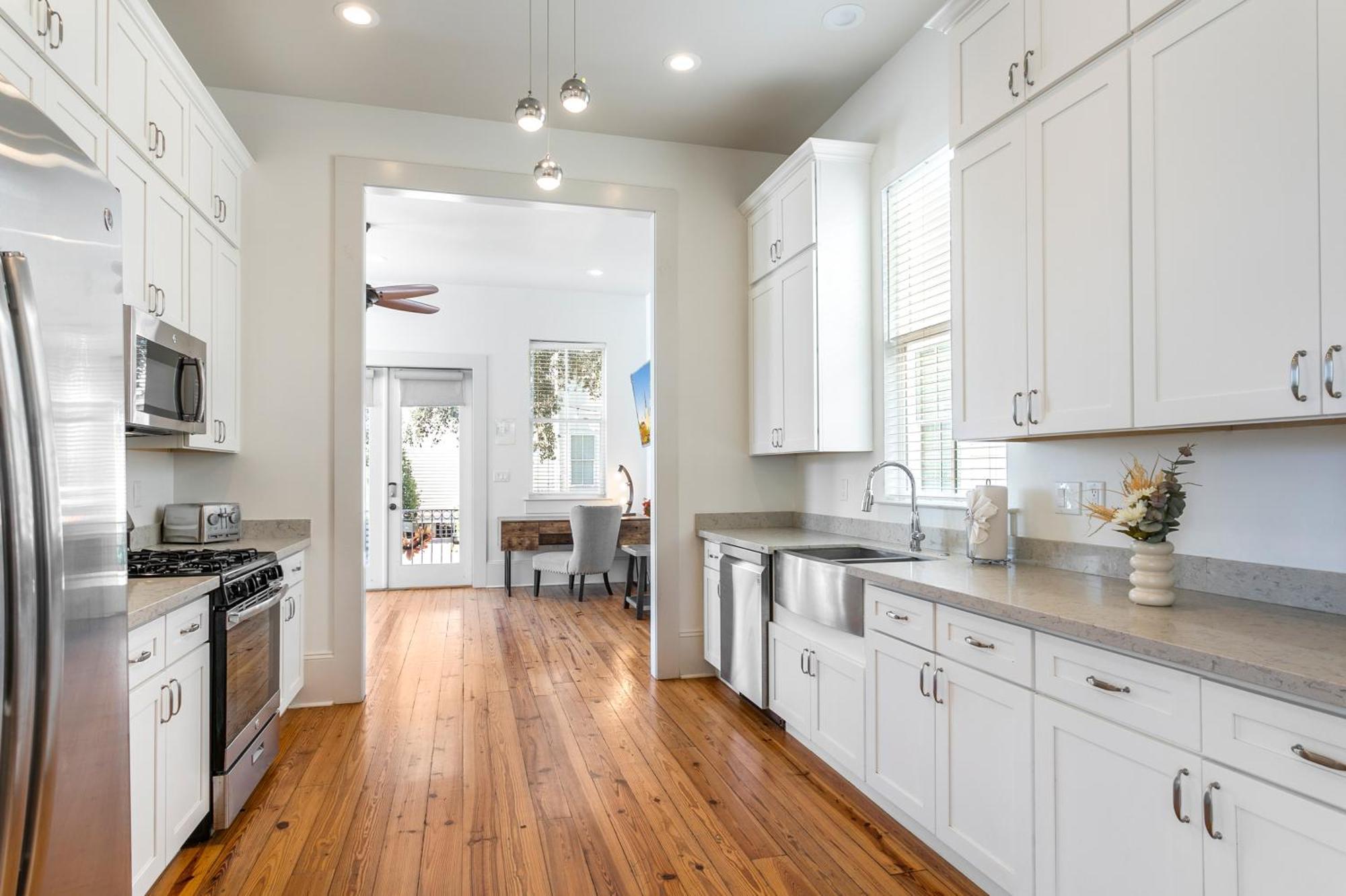Stunning 3br On Carondelet By Hosteeva