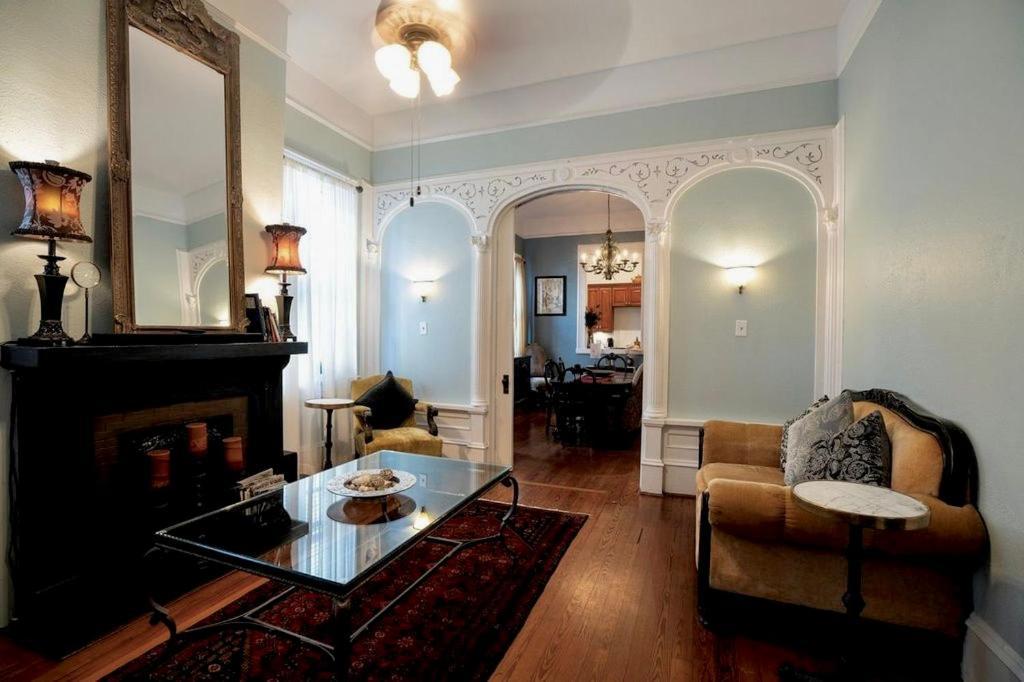 The Dragonfly Treme Guest house *