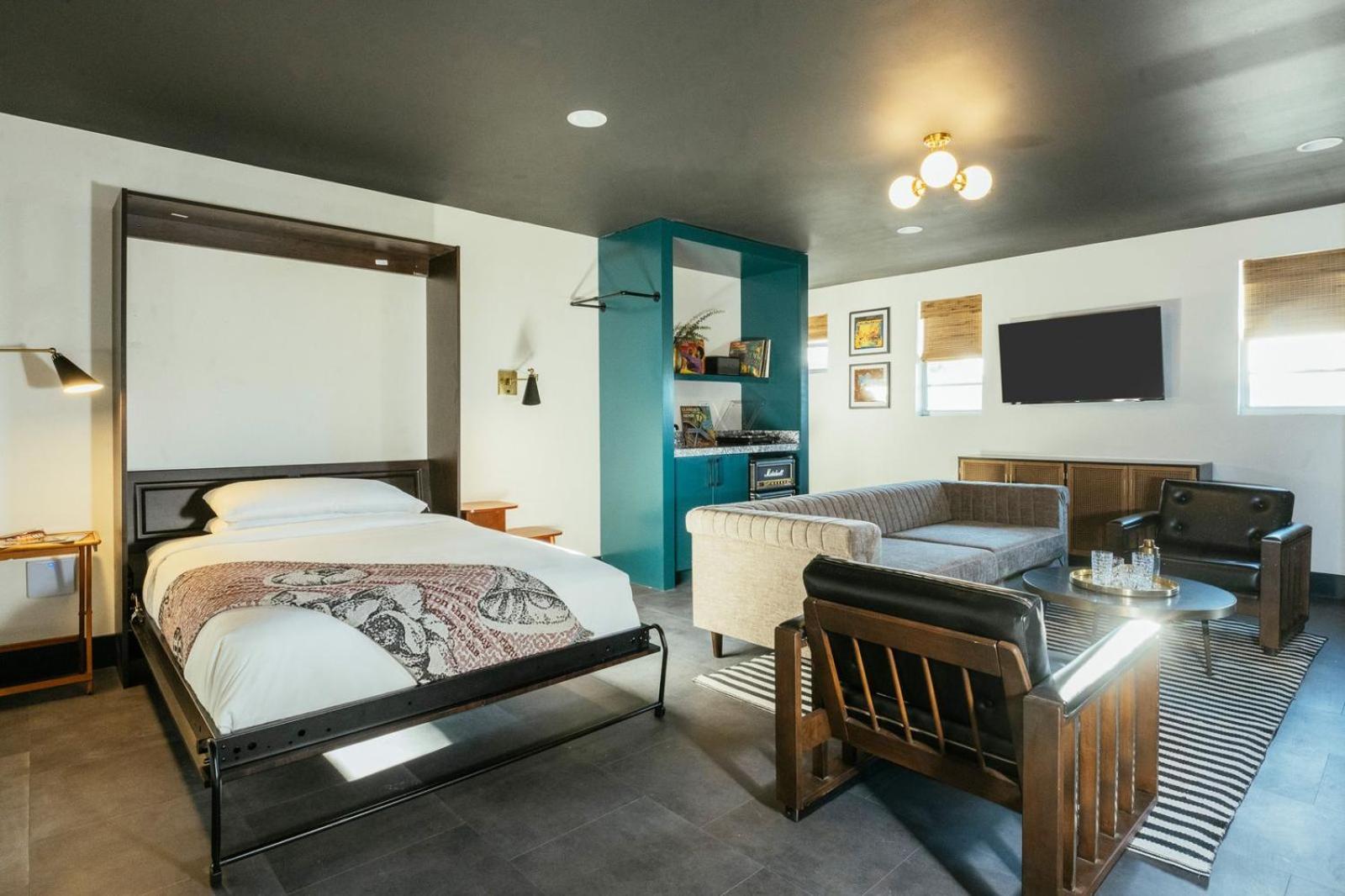 Hotel Dew Drop & Lounge