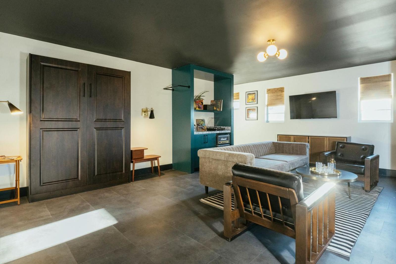 Dew Drop & Lounge 4*