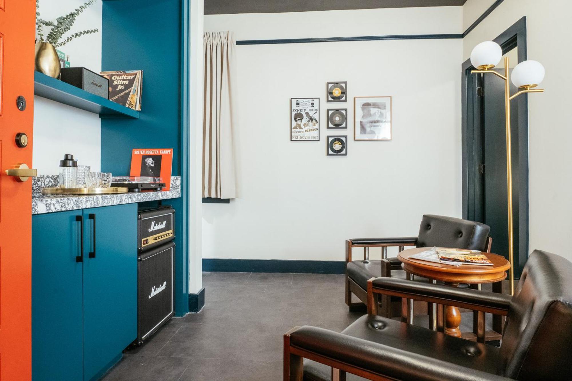 Hotel Dew Drop & Lounge