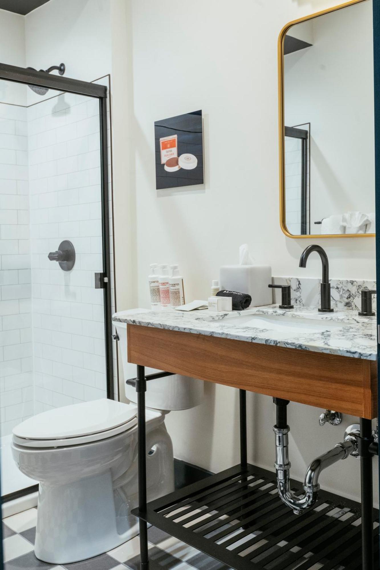 Hotel Dew Drop & Lounge