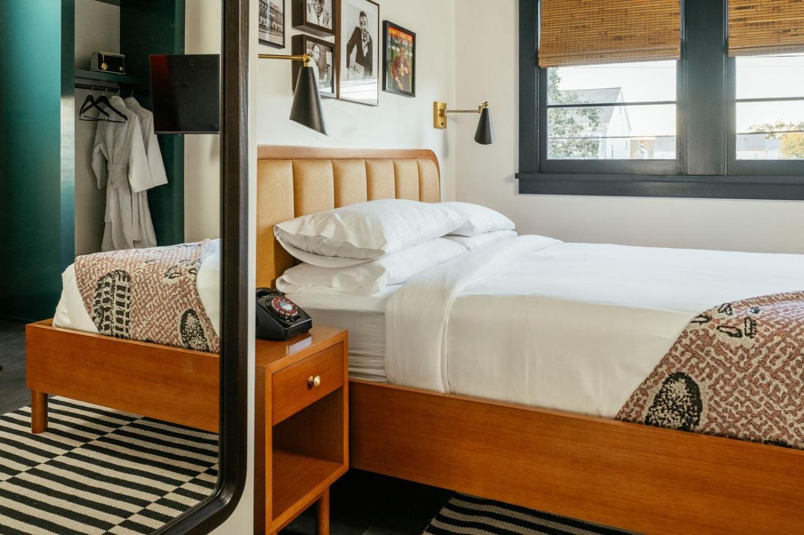 Hotel Dew Drop & Lounge