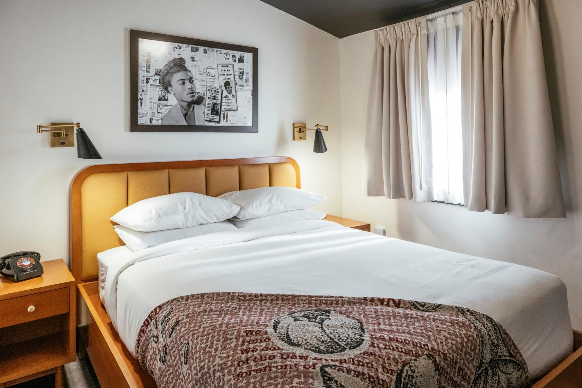 Dew Drop & Lounge Hotel 4*