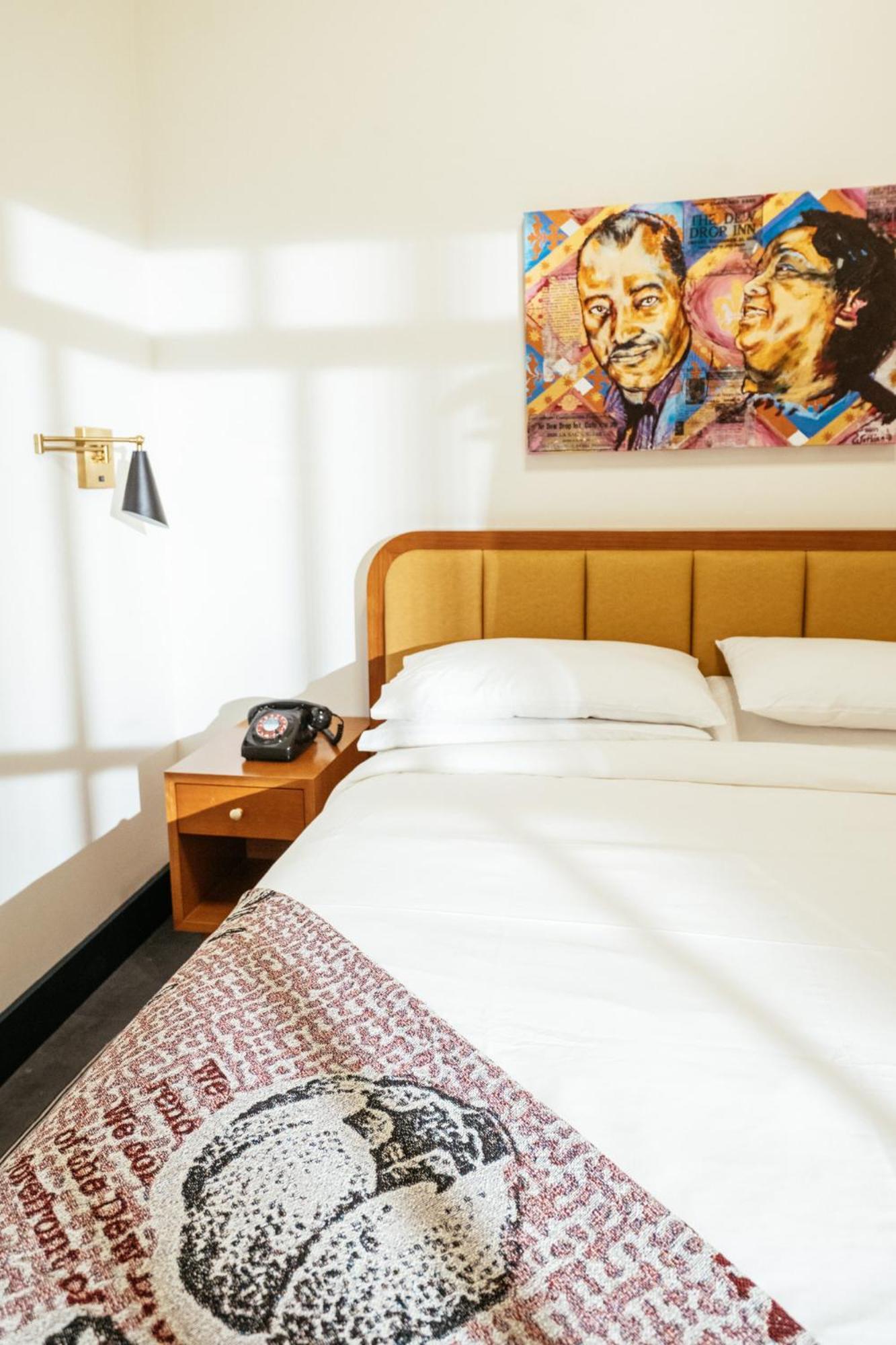 Hotel Dew Drop & Lounge