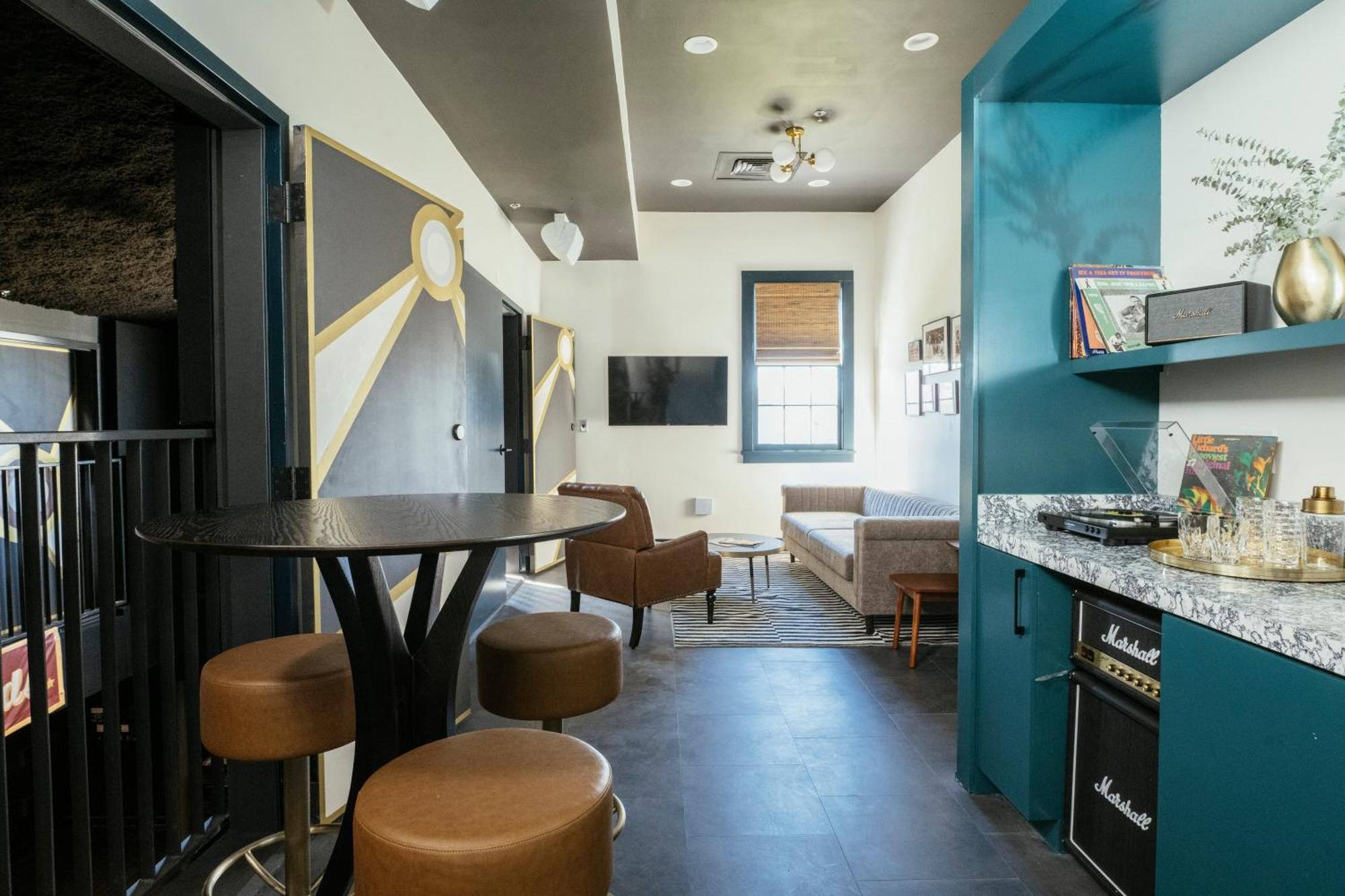 Dew Drop & Lounge Hotel