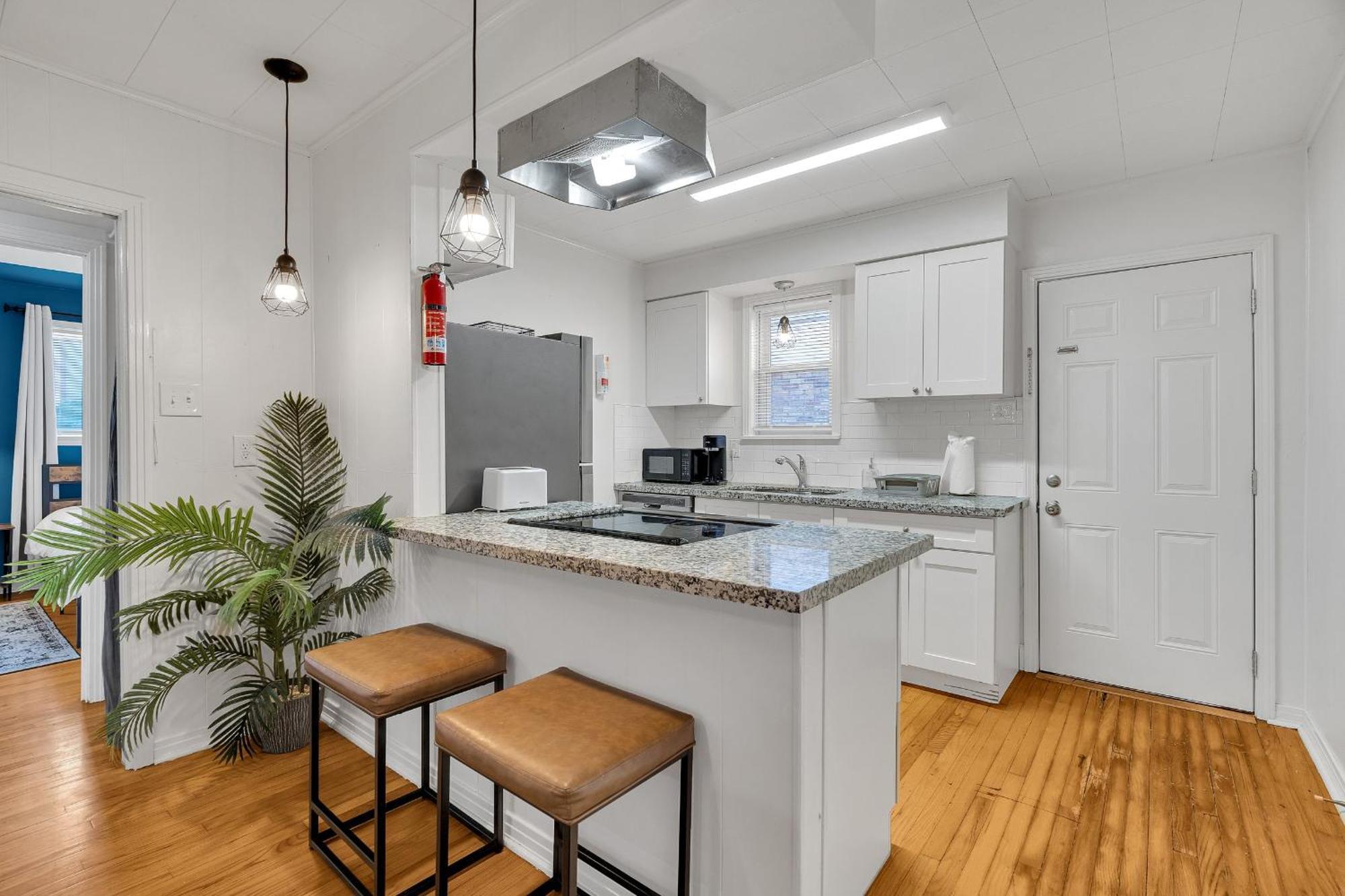 Cozy 2br Retreat W Parking Near French Qtr Apartment *