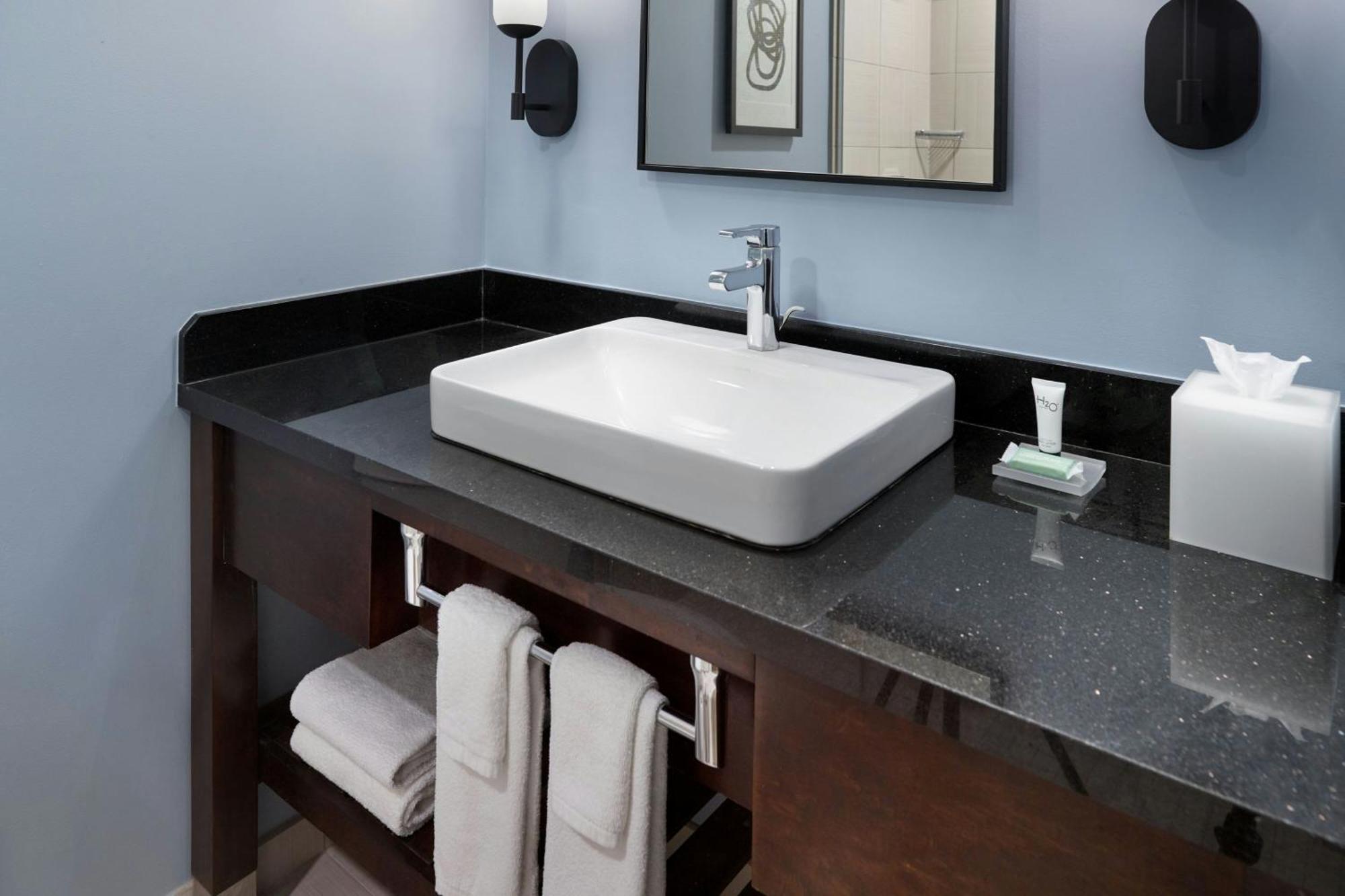 Courtyard By Marriott French Quarter/iberville Hotel