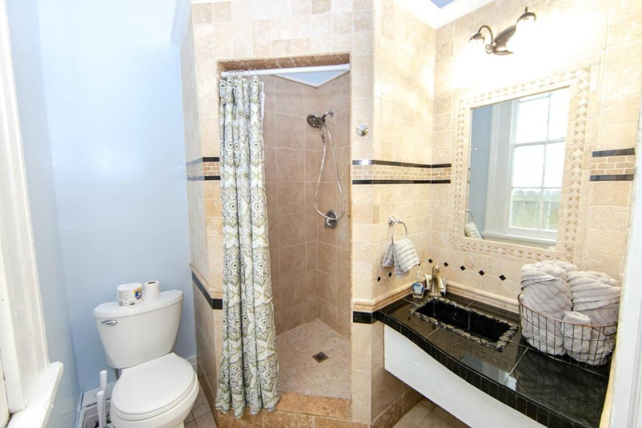 Governors Mansion 5 Bedroom-3 Bath