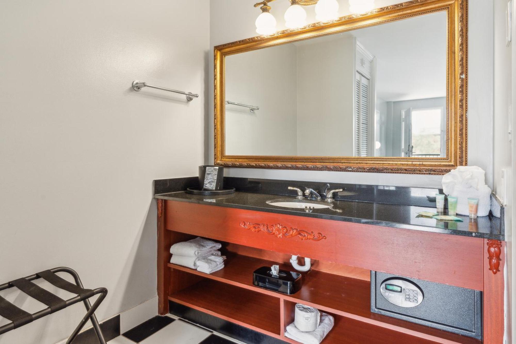 Maison Saint Charles Hotel 3*