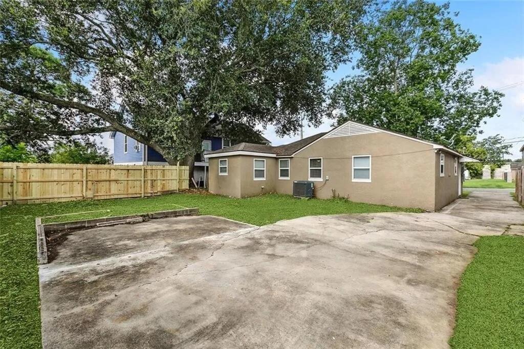 2bd-2ba Adorable W Yard In Gentilly Holiday home