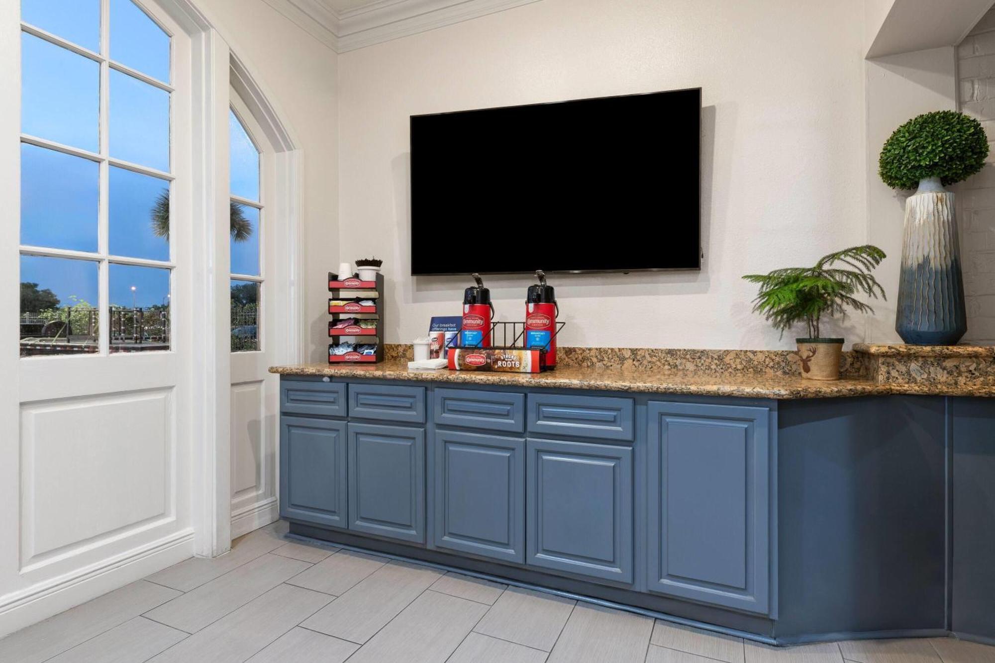 Super 8 By Wyndham Hotel New Orleans