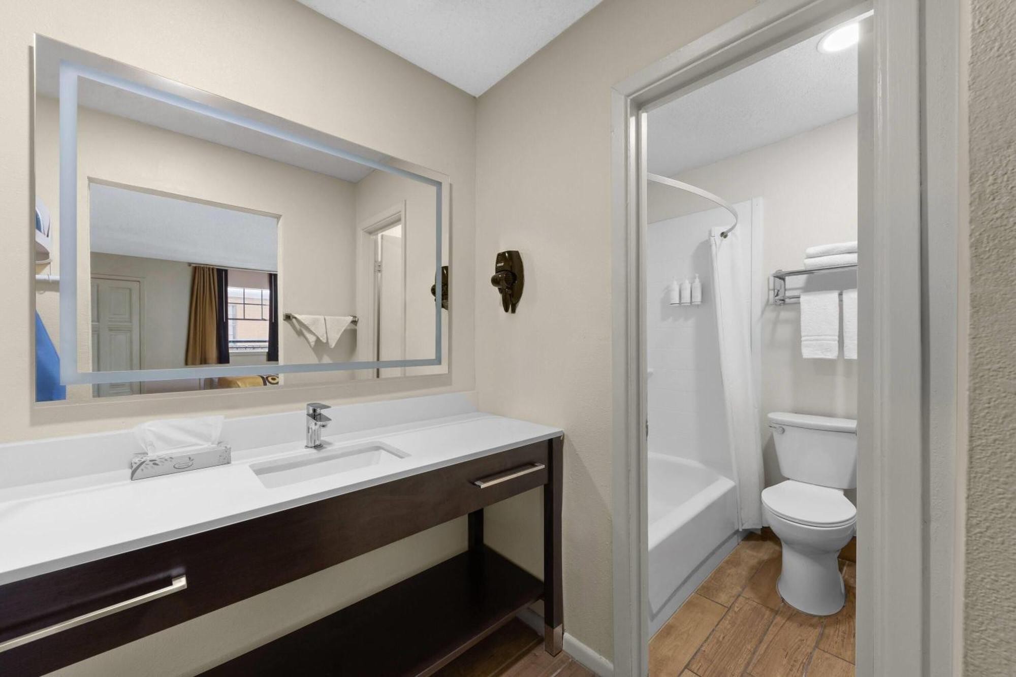 Super 8 By Wyndham New Orleans