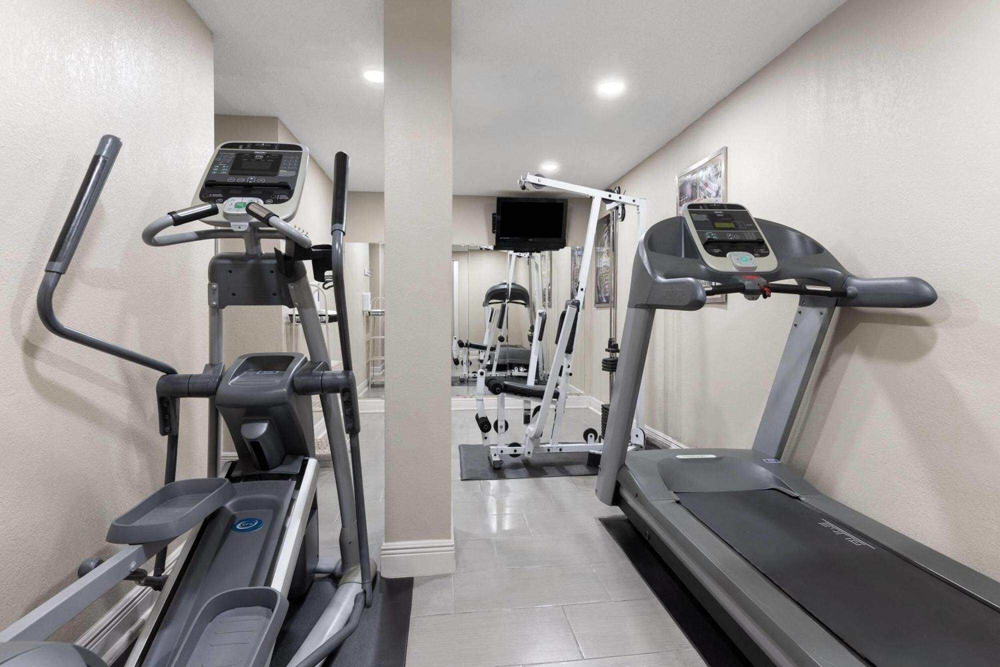 Super 8 By Wyndham Hotel 2*