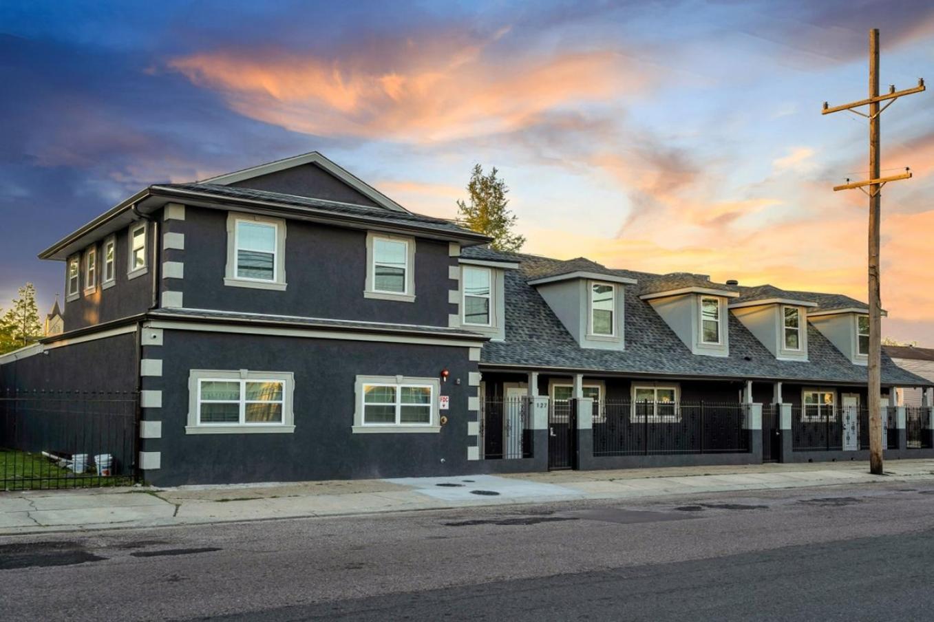 Sleeps 24-spacious Near Fq W Pool *