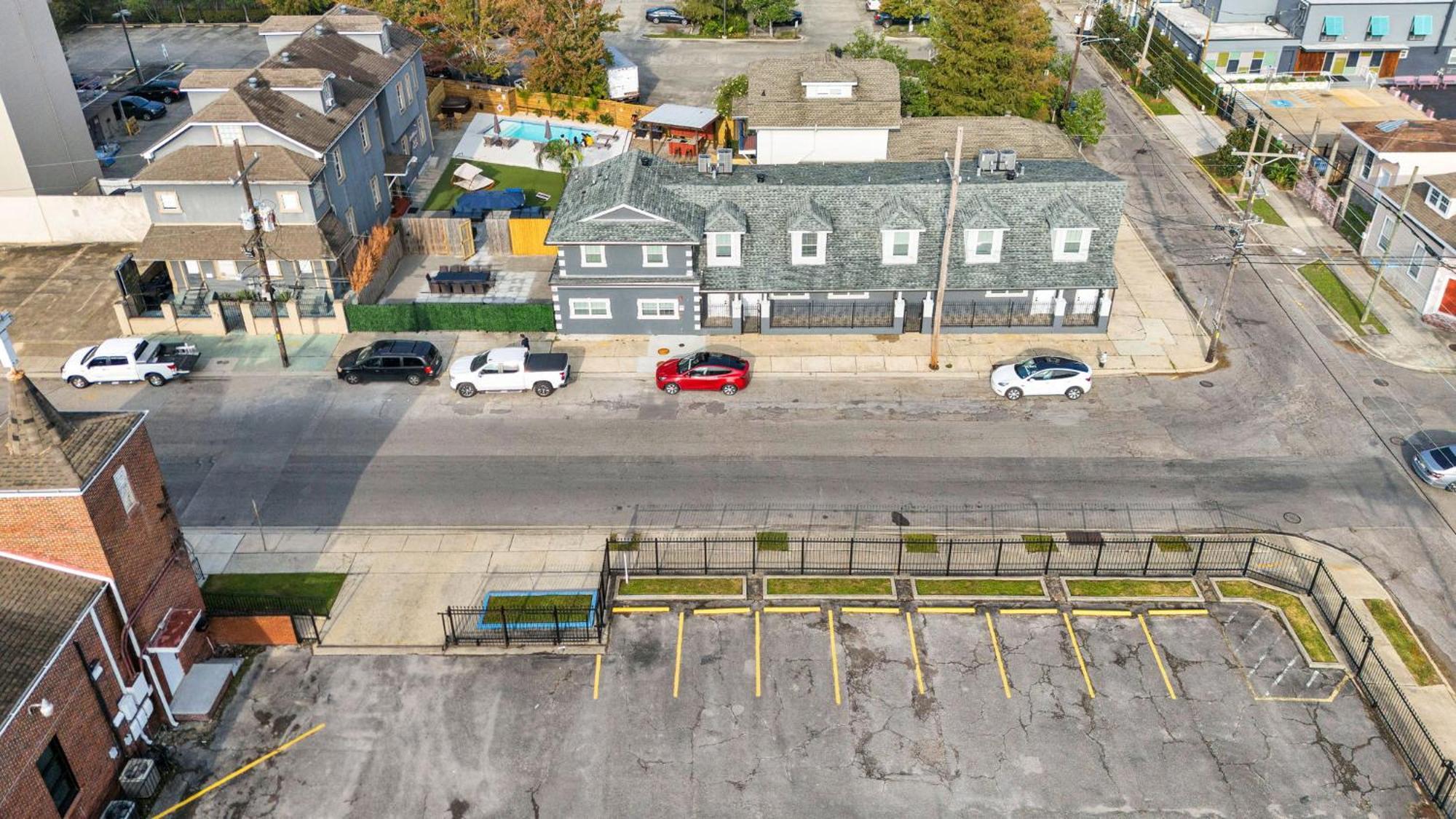 Hotel Sleeps 24-spacious Near Fq W Pool