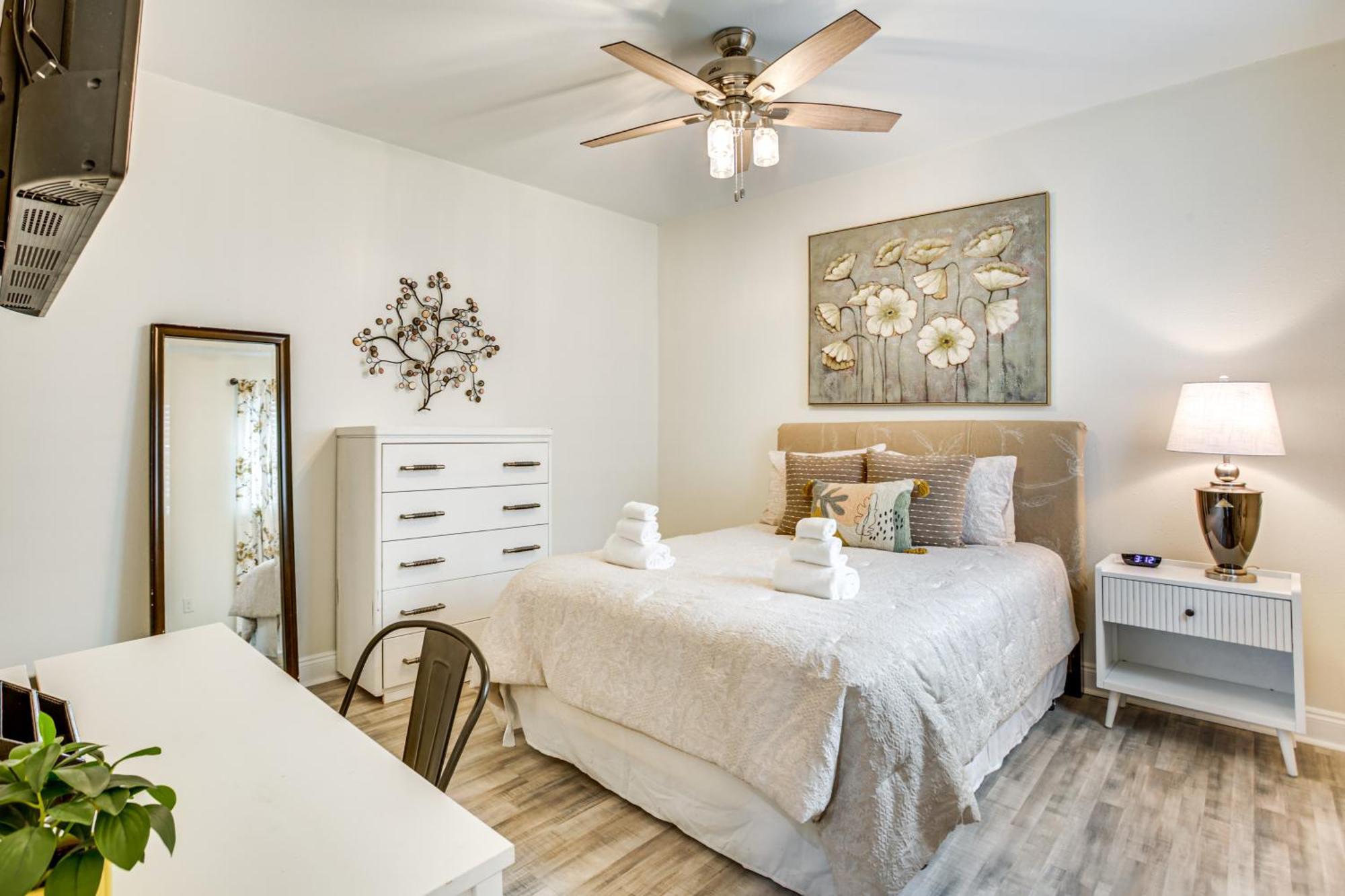 Walk To Streetcar And Dining Modern Nola Base! Holiday home *