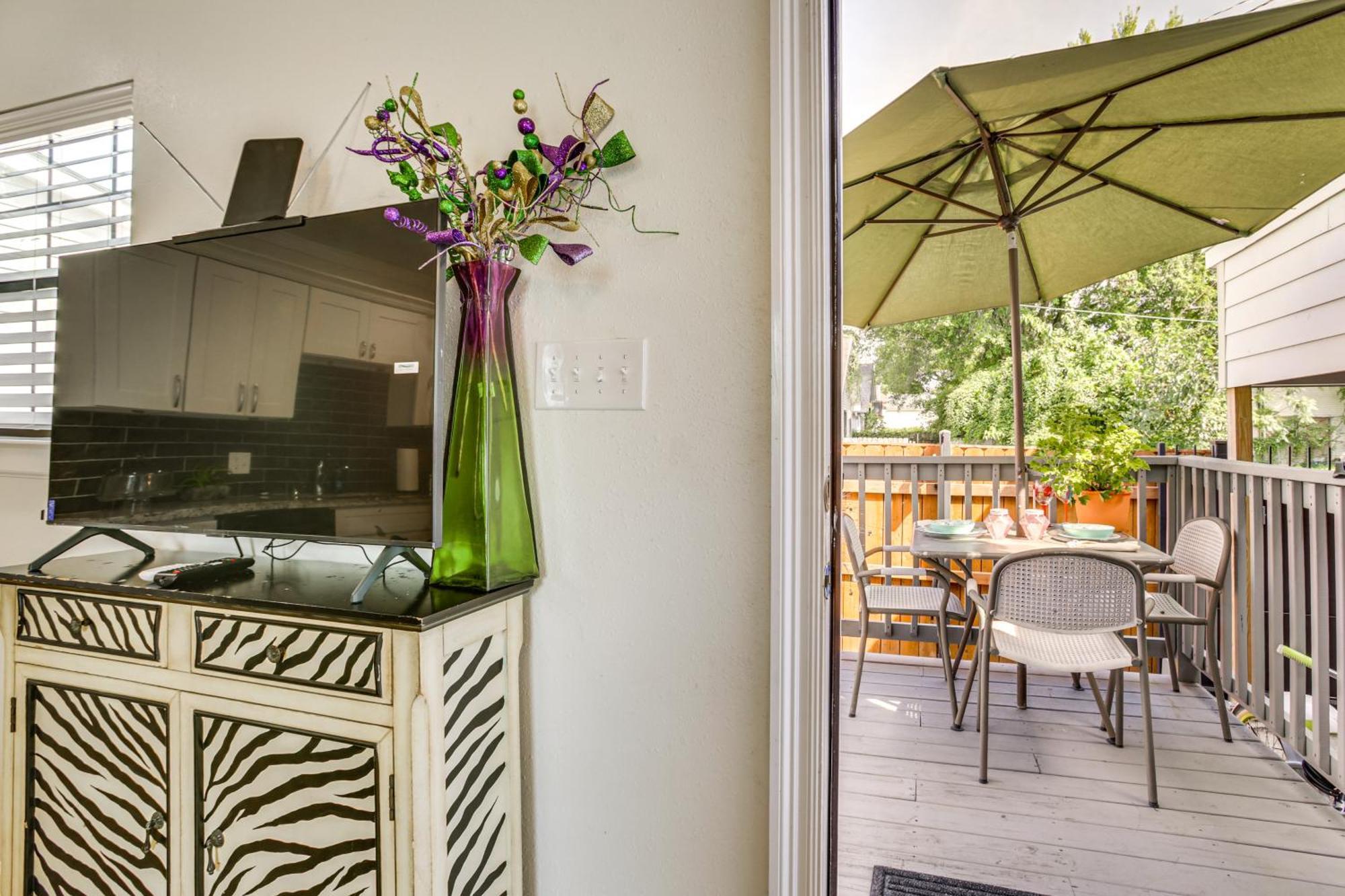 Walk To St Charles Ave Renovated With Patio! Holiday home New Orleans