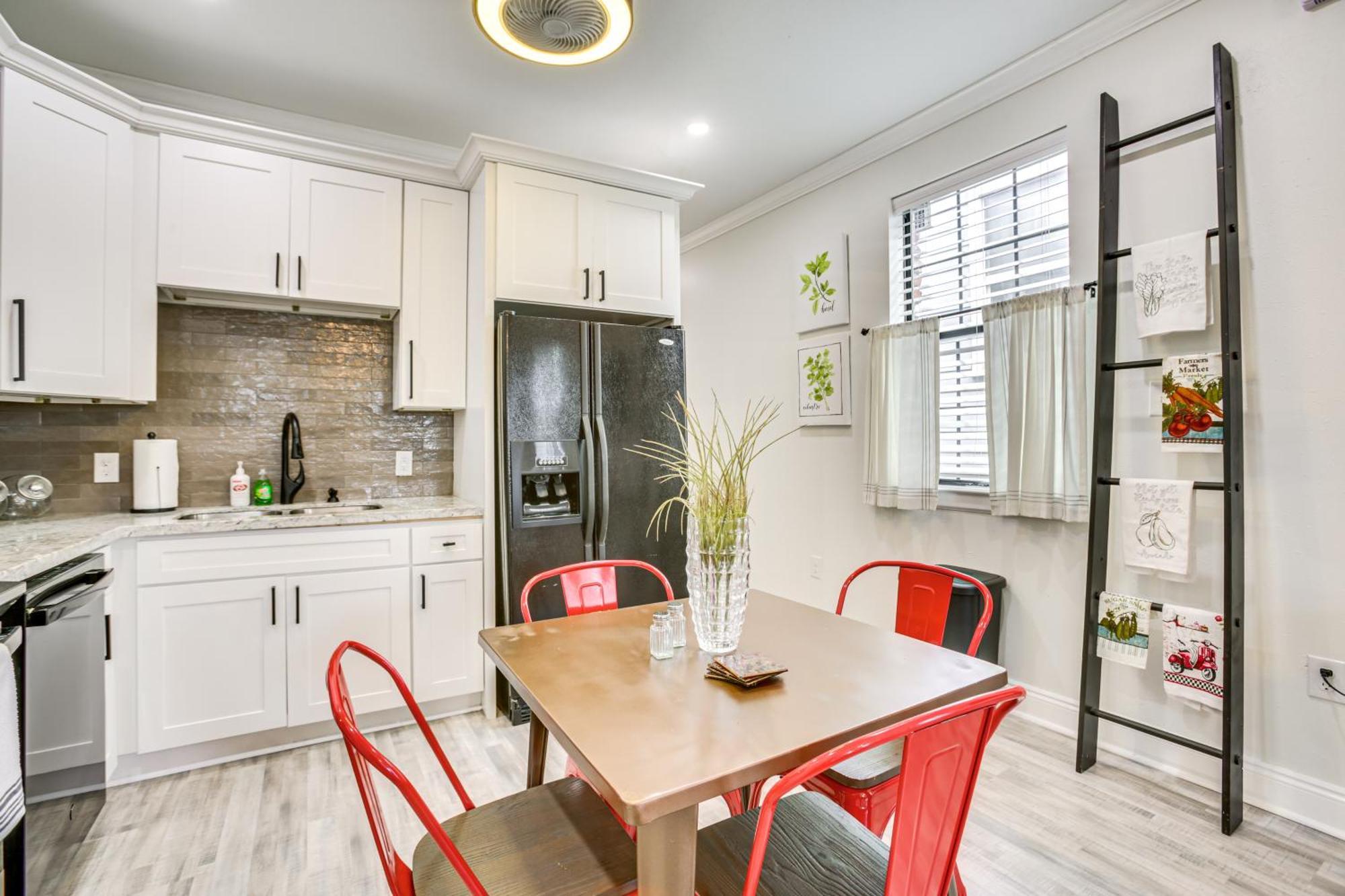 Walk To Streetcar And Dining Modern Nola Base! Holiday home *