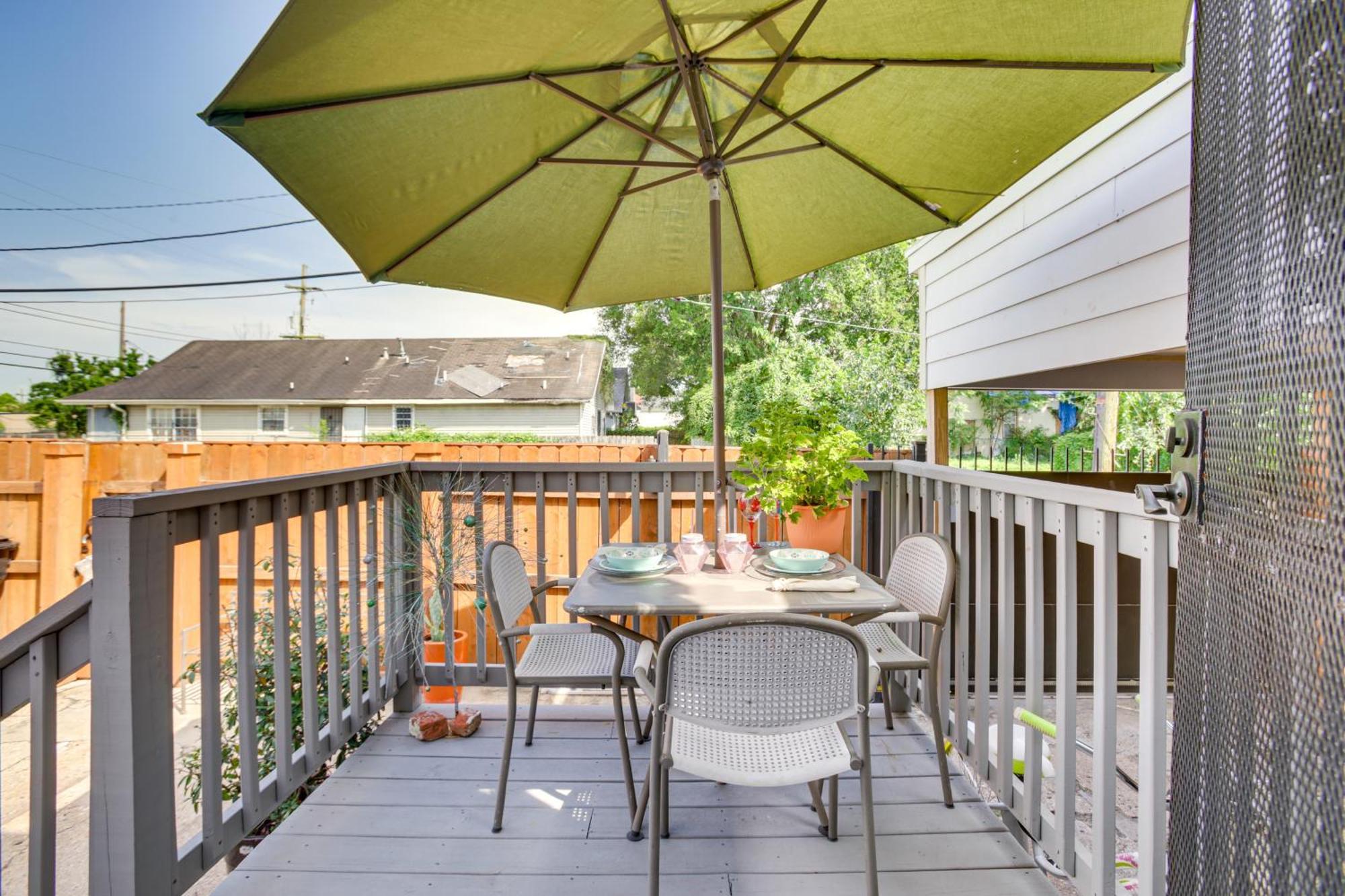 Walk To St Charles Ave Renovated With Patio! Holiday home New Orleans