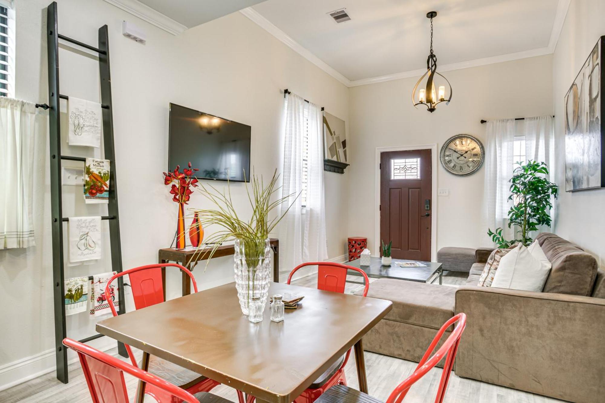 Walk To Streetcar And Dining Modern Nola Base! Holiday home