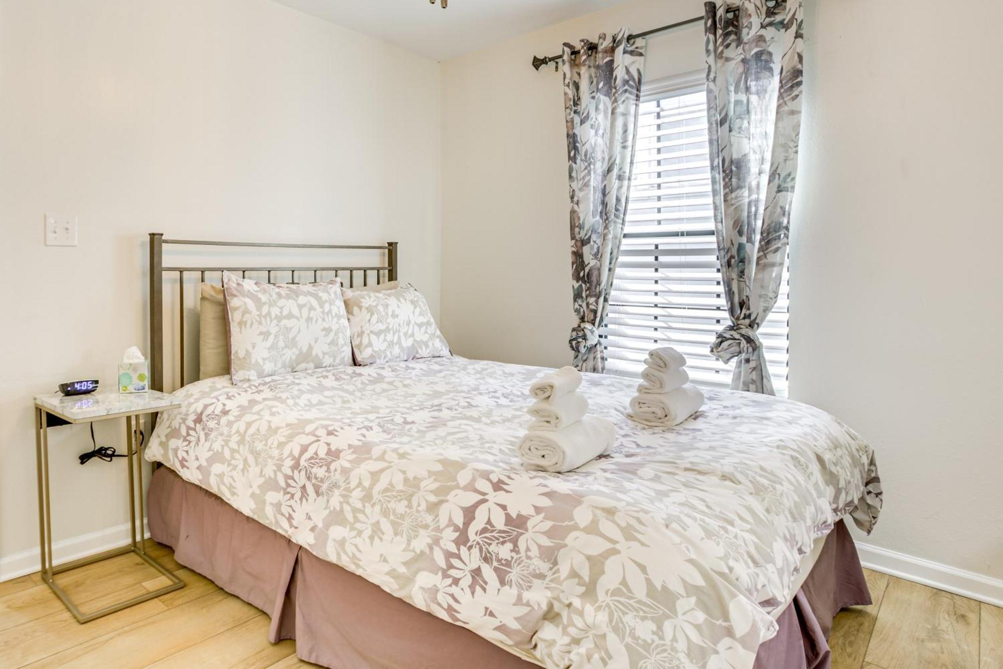 Walk To St Charles Ave Renovated With Patio! Holiday home New Orleans
