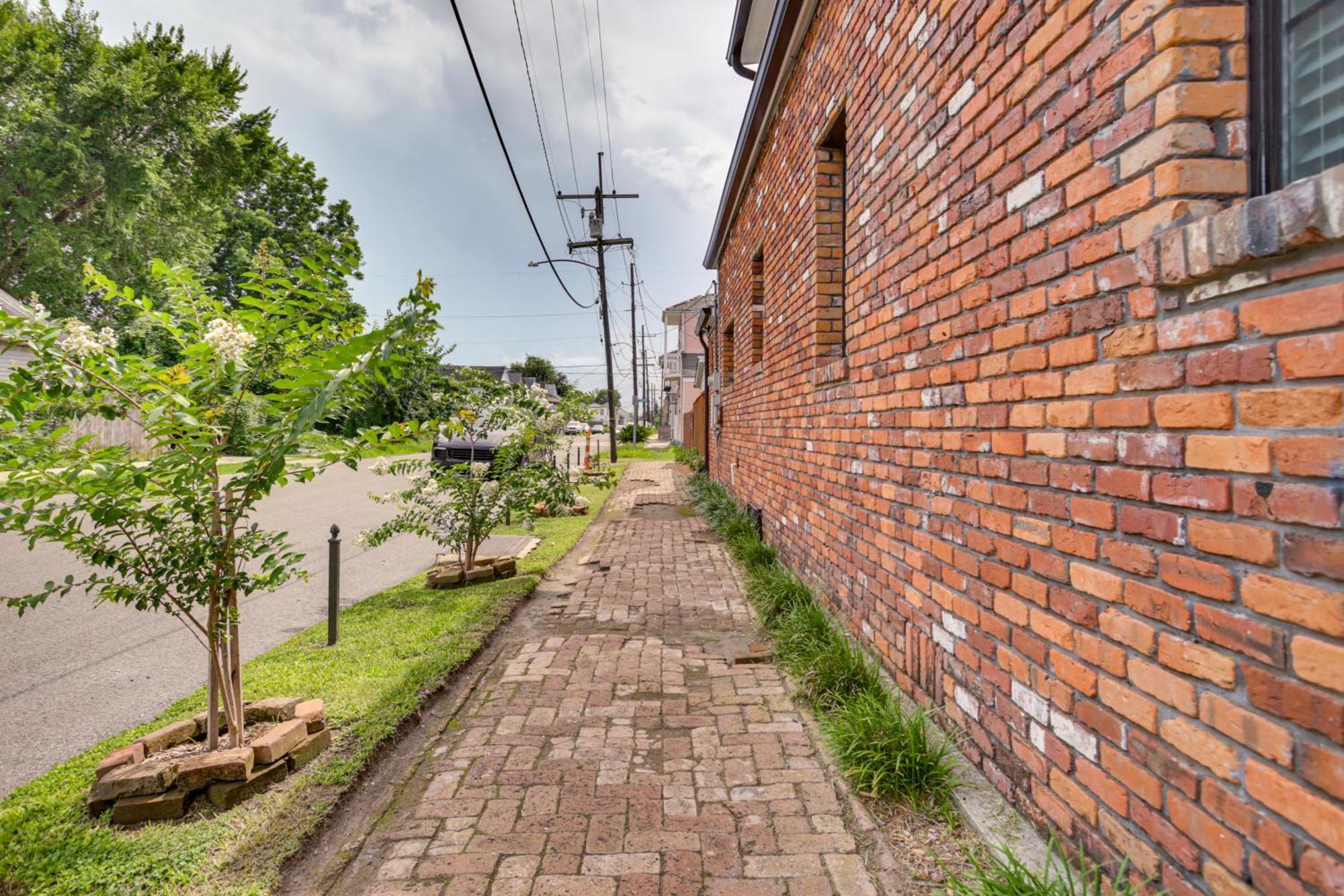 Walk To St Charles Ave Renovated With Patio! *